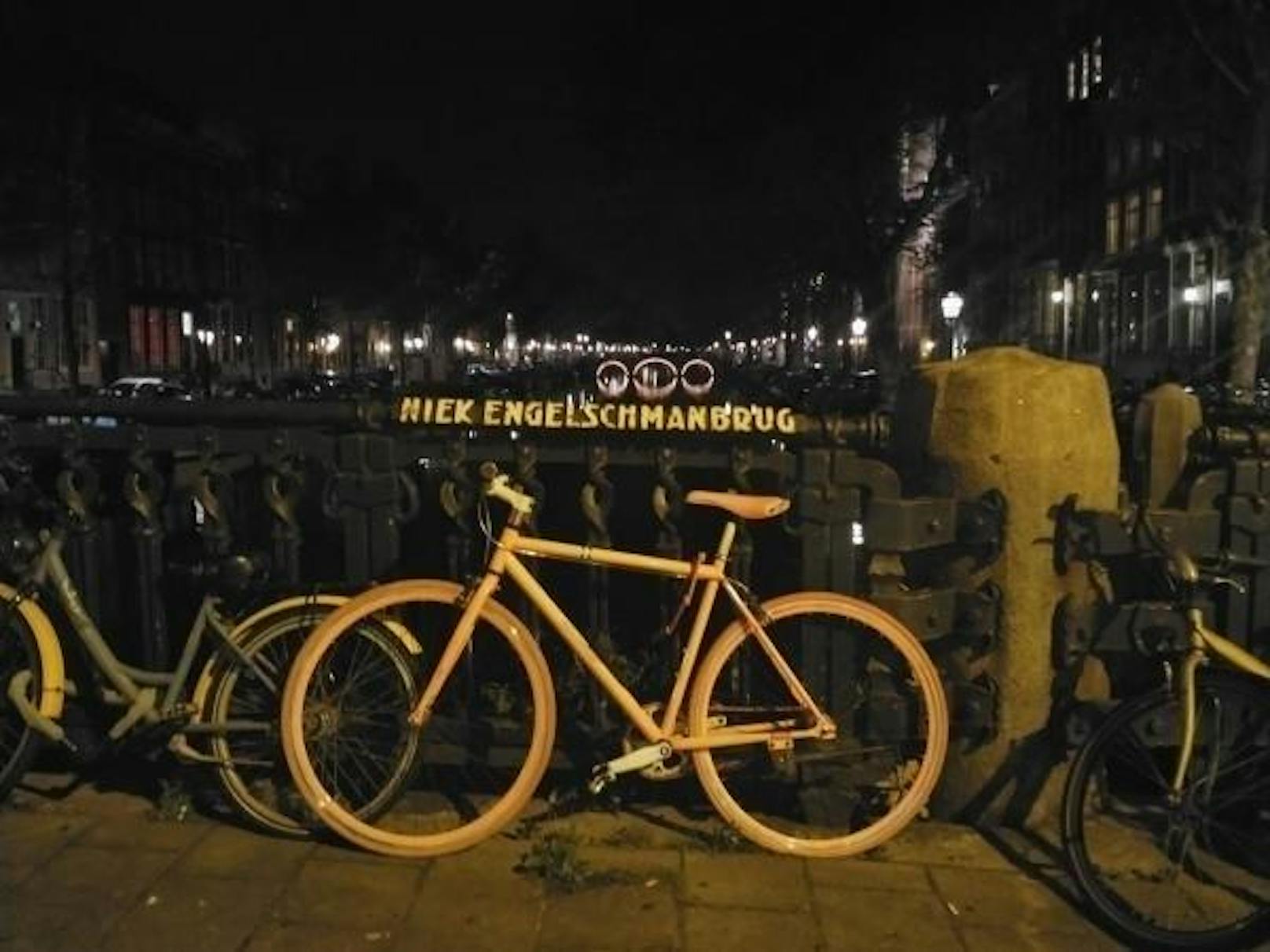 Amsterdams Fortbewegungsmittel Nummer eins - bei Nacht.