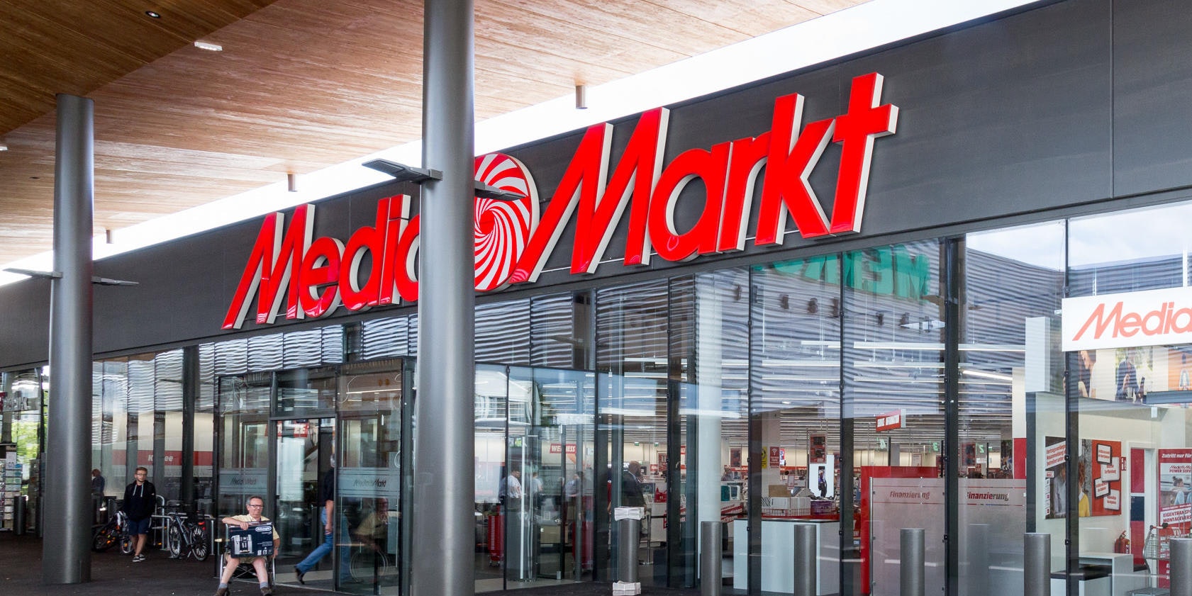 <b>19. Mai 2018:</b> Von Sonntag, 20. Mai (ab 18 Uhr) bis Montag, 21. Mai (bis 23 Uhr) schenkt MediaMarkt allen Online-Shoppern die Mehrwertsteuer, egal ob Nachhause geliefert oder im Markt abgeholt und bezahlt. Der Sparbetrag wird direkt von den Produkten im Warenkorb abgezogen, der Preisvorteil dabei entspricht 16,67 Prozent vom Kaufpreis. Ausgeschlossen von der Aktion sind Dienstleistungen, Geschenkkarten und Versandkosten. Die Angebote sind gültig solange der Vorrat reicht.