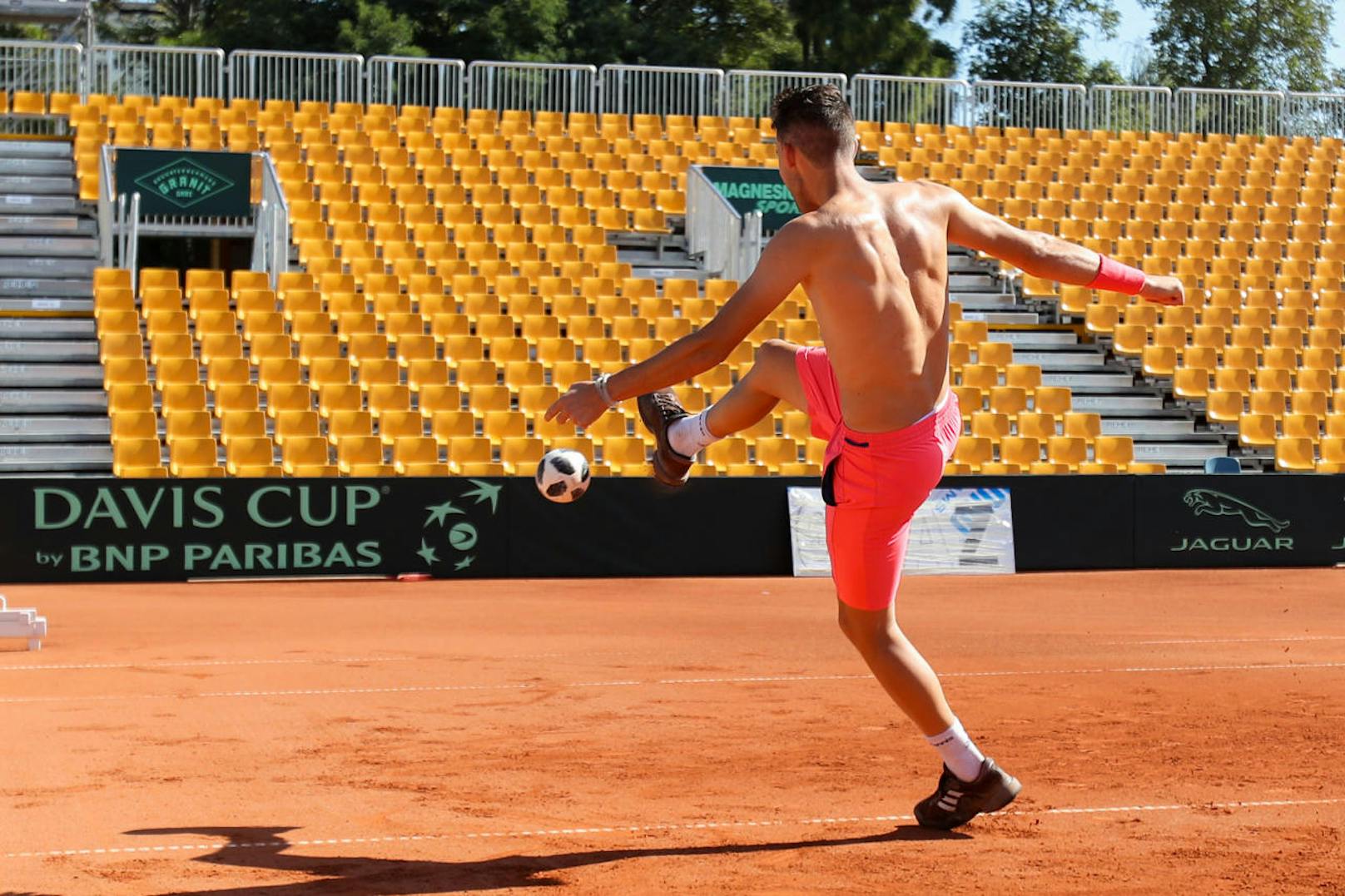 Dominic Thiem bereitet sich mit nacktem Oberkörper auf den Davis-Cup-Hit gegen Australien vor.
