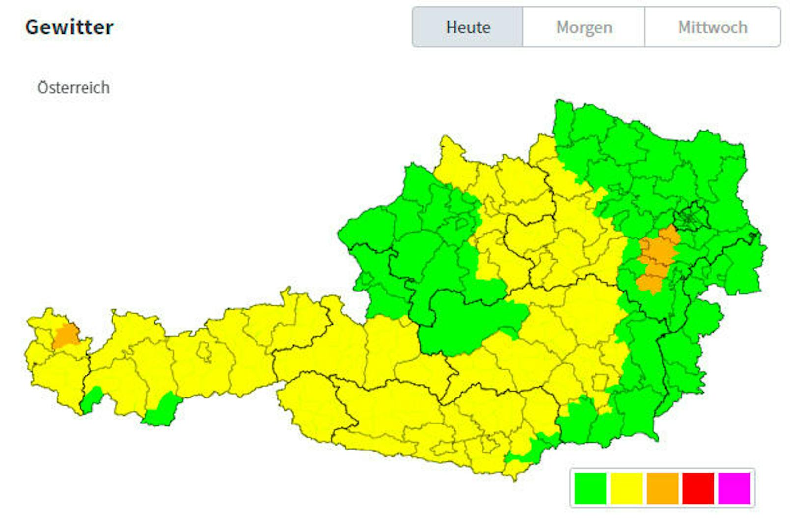 Am heutigen Montag besteht in vielen Regionen erhöhte Gewittergefahr. Besonders betroffen ist laut UWZ die Wienerwaldregion bei Baden und Wiener Neustadt.