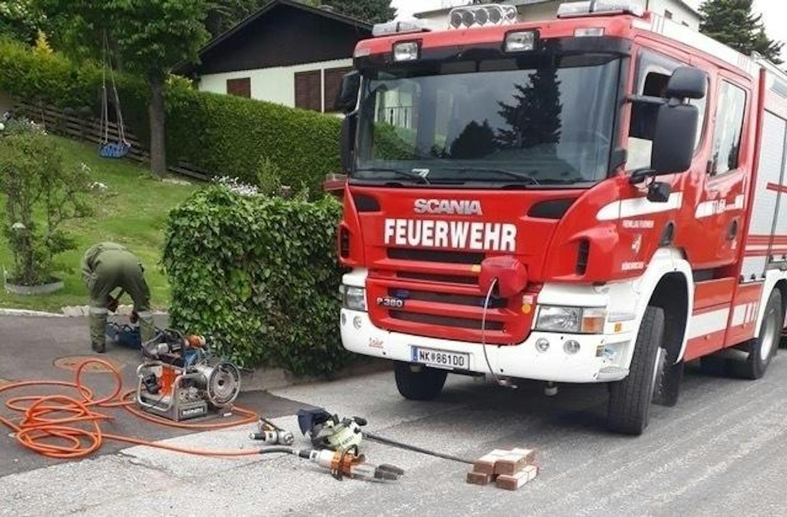Die Freiwillige Feuerwehr Mönichkirchen musste erst den Wagen versetzen um den Zugang zum Verletzten zu ermöglichen. 
