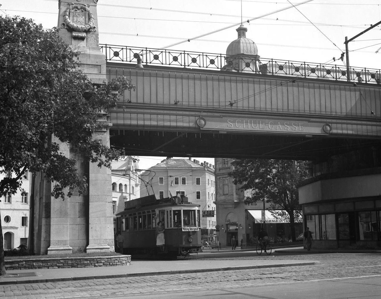 Zug der Linie F mit der Type K bei der Stadtbahnstation Währinger-Gürtel,1957