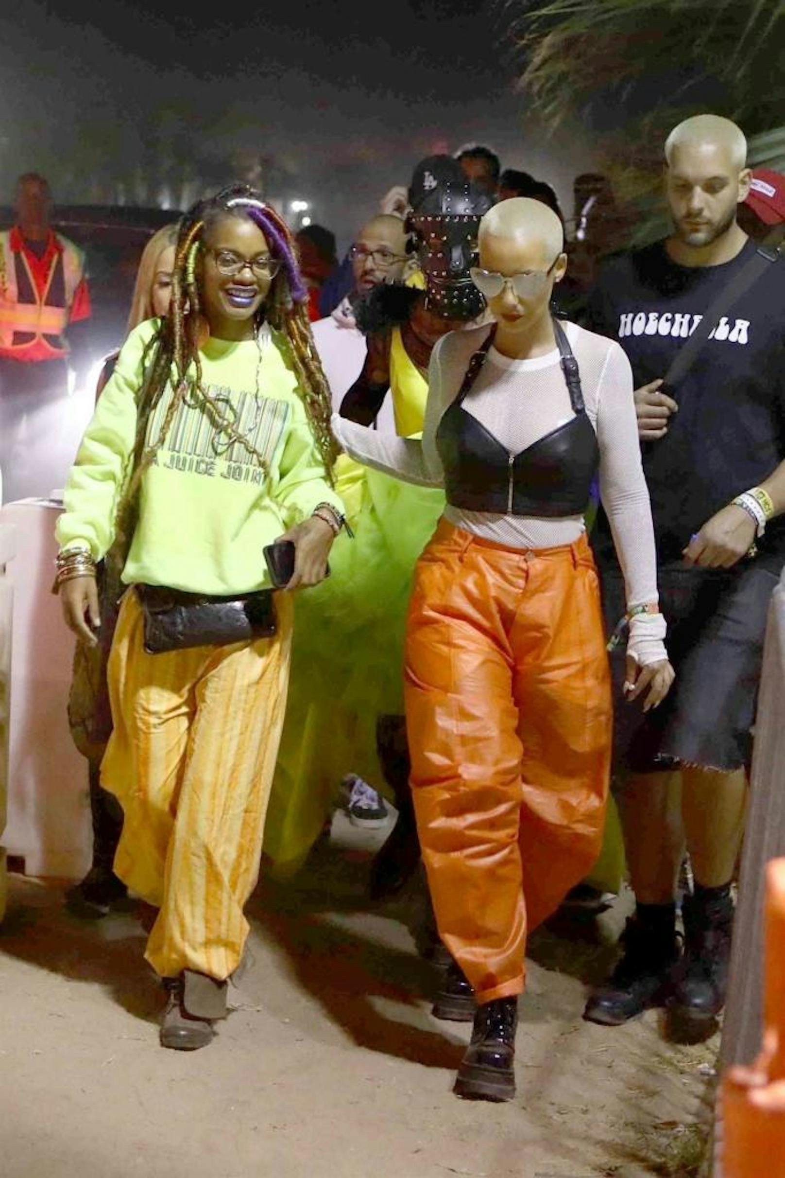 Frau fürs Grobe: Amber Rose tauschte ihr Neon-Outfit gegen Hosen, die aussehen als hätte sie sie einem MA 48er ausgezogen