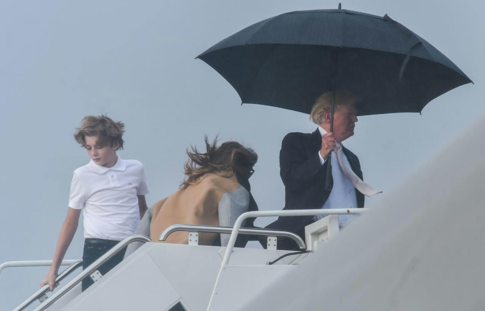 Es ist unklar, ob Trump zu irgendeinem Zeitpunkt seiner Frau Melania oder seinem Sohn ein Plätzchen unter dem großen Schirm angeboten hat.