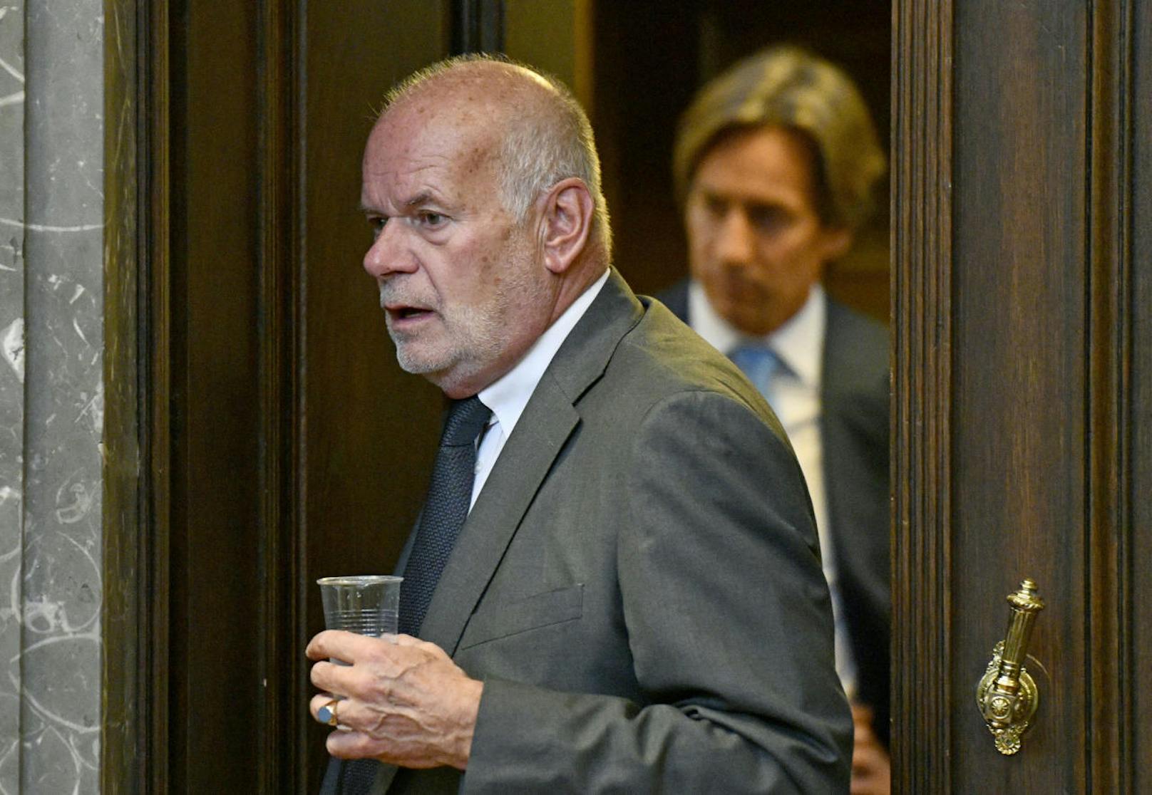 Anwalt Manfred Ainedter und der Angeklagte Karl-Heinz Grasser am 19. September im Wiener Straflandesgericht. 
