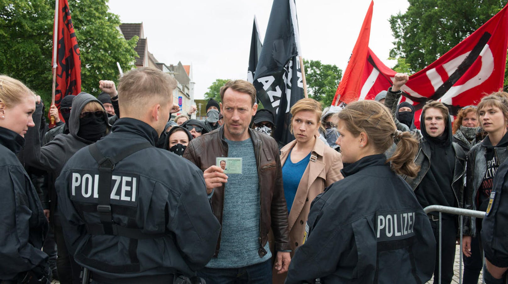Die Ermittler bei einer Demo Falke (Wotan Wilke Möhring) und Grosz (Franziska Weisz).  Foto: ORF/ARD/Marion von der Mehden