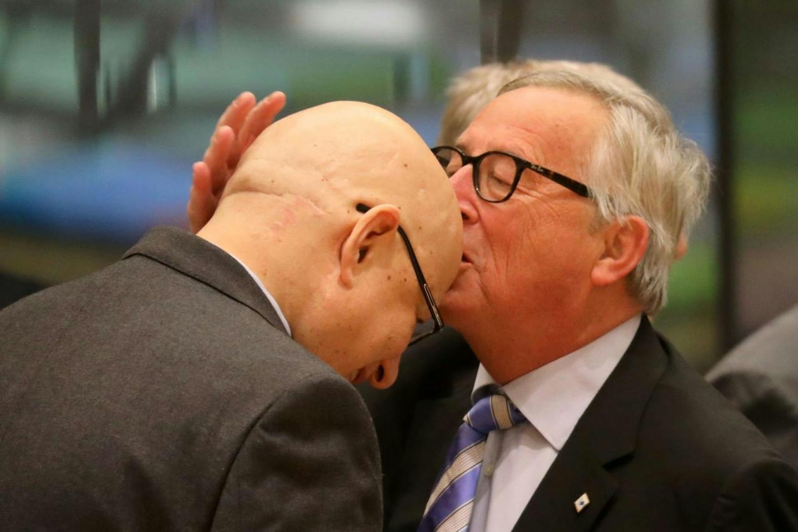 Beim EU-Gipfel am 14. Dezember wuschelte er einer Mitarbeiterin durch die Haare, so dass diese mit zerzauster Frisur stehen bleiben musste. Ein anderer Mitarbeiter erhielt stattdessen ein Bussi auf die Glatze.