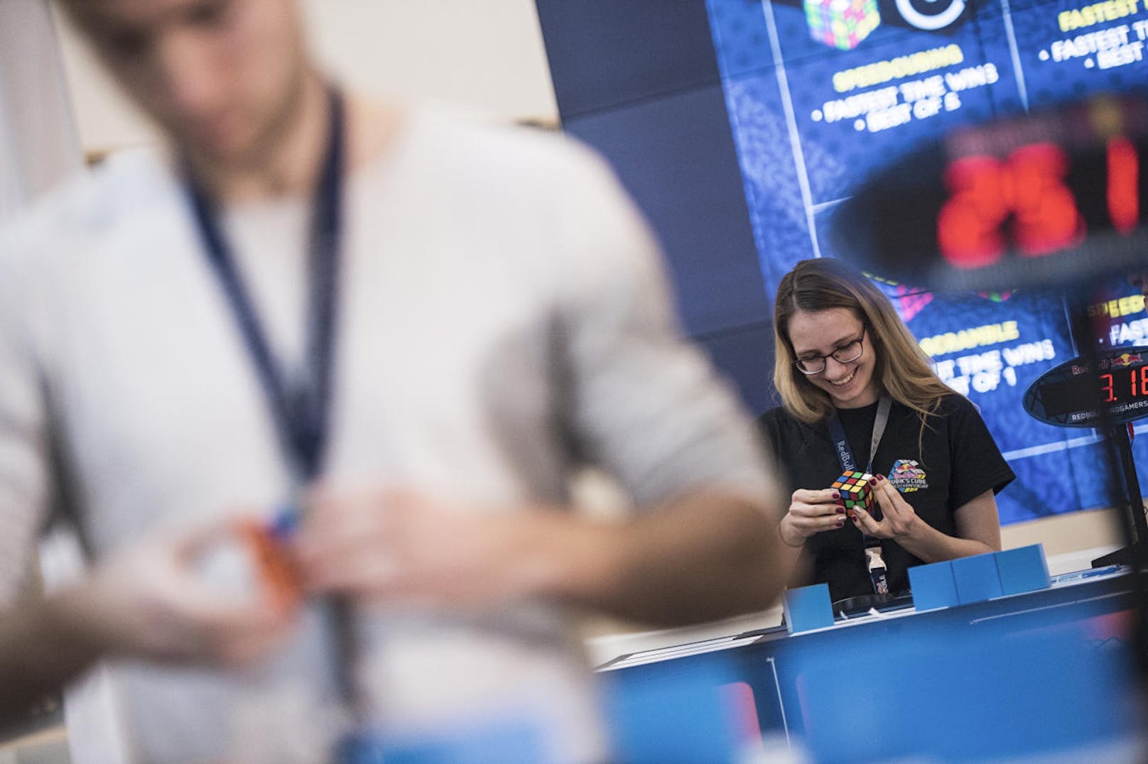 Die Rubiks Cube-WM findet unter dem Red Bull Mind Gamers-Banner statt. Dabei will der Energydrinkhersteller mentale Herausforderungen jeglicher Art anbieten.