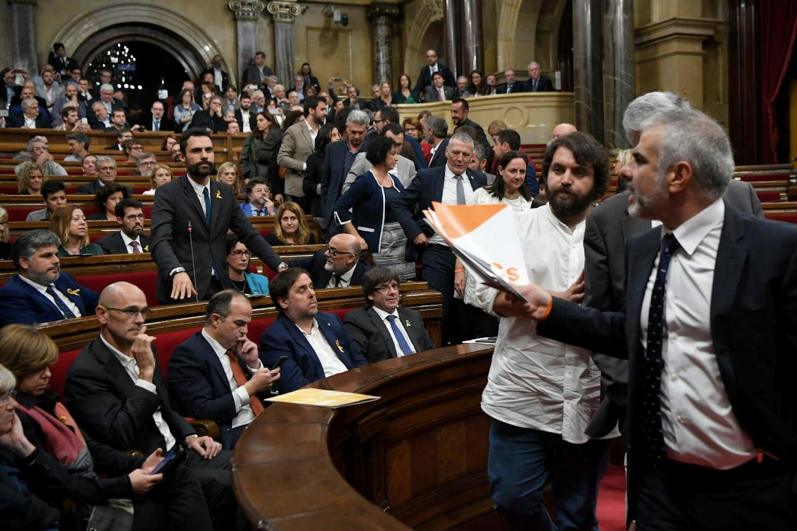 Carlos Carrizosa (rechts im Bild) von der Partei Ciudadanos und seine Anhänger verließen vor der Abstimmung den Sitzungssaal, sie boykottierten das Votum. Insgesamt gaben nur 92 von 135 Parlamentarier ihre Stimme ab.