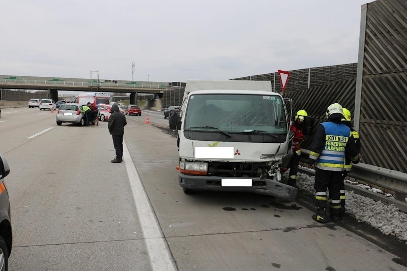 Der Kleinwagen und der Transporter wurden schwer beschädigt.