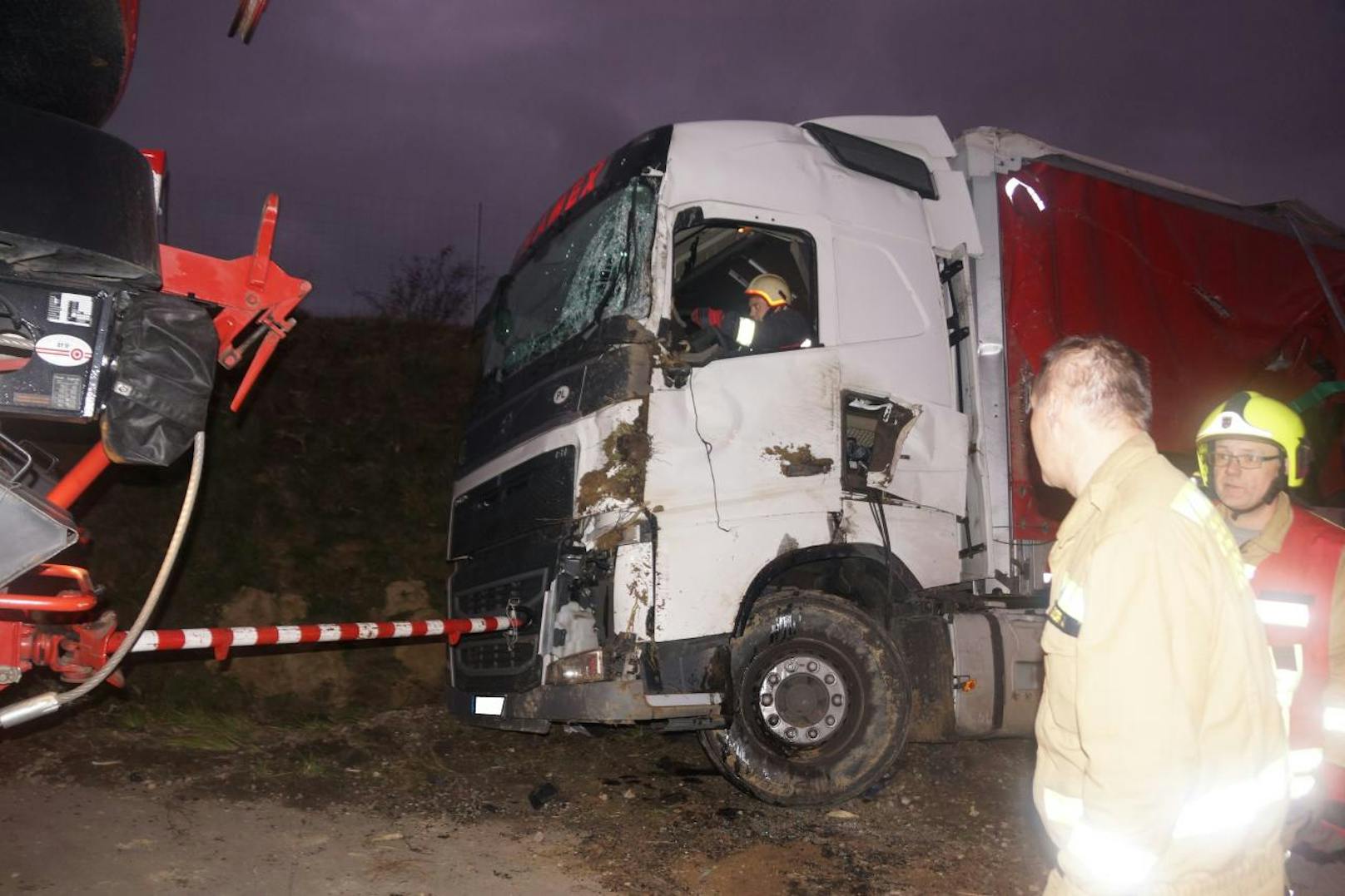 Der Lkw stürzte um, die Feuerwehren Gaweinstal, Schrick und Mistelbach waren stundenlang im Einsatz.