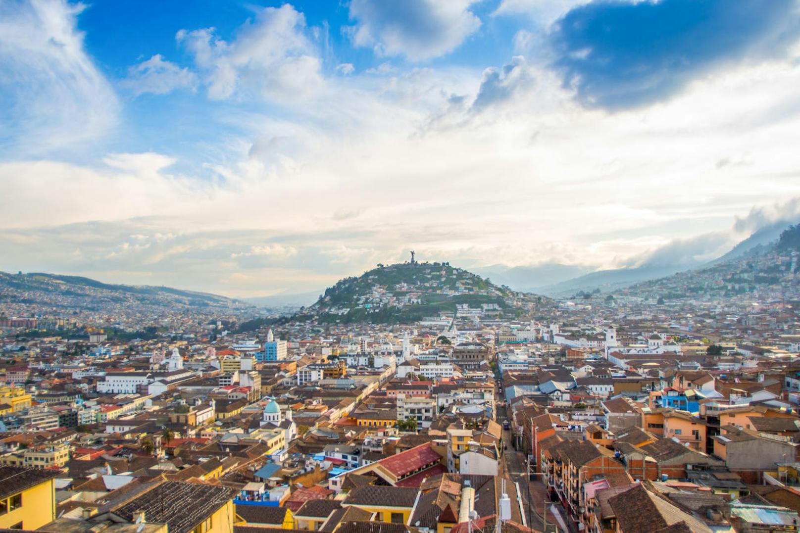 Panorama-Blick auf die zwei Hemisphären in Quito, Ecuador.