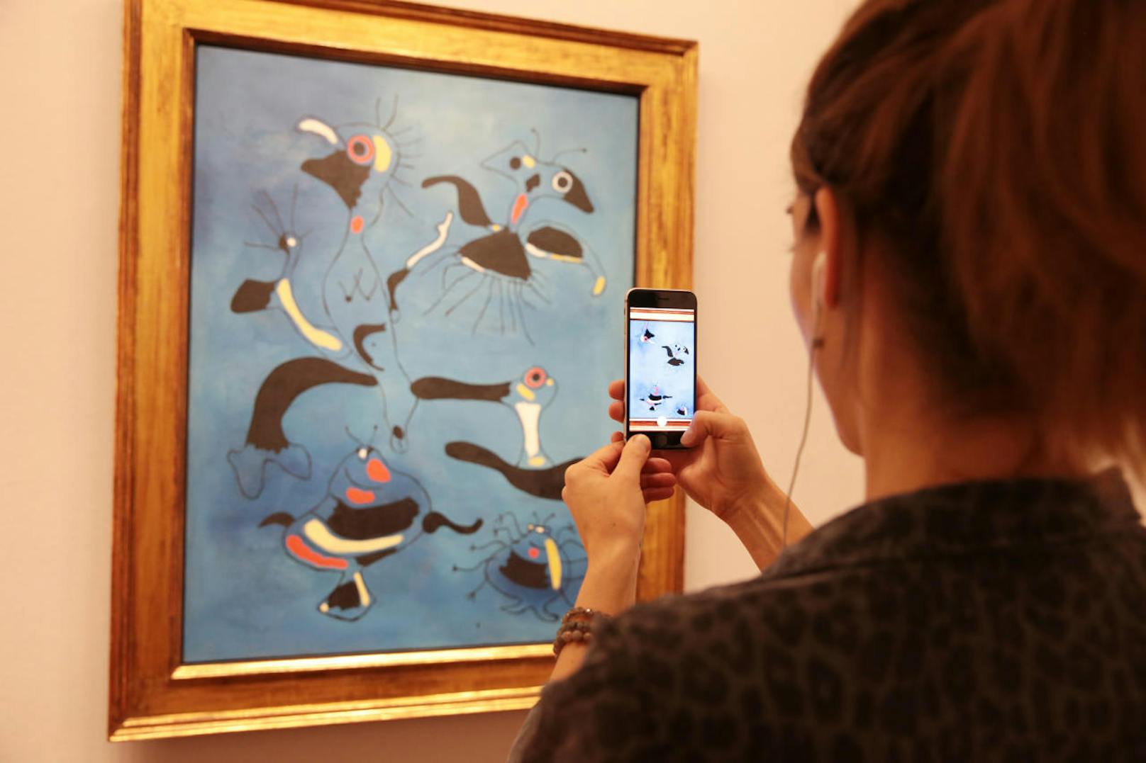 In der Albertina können erstmals in einem europäischen Museum ausgewählte Exponate mithilfe der kostenlosen App Artivive in einer neuen Dimension erlebt werden. Halten Besucher ihr Smartphone oder Tablet vor die Werke, werden die Bilder mittels Animationen oder Videos zum Leben erweckt.
Bild: "Vögel und Insekten", Joan Miró