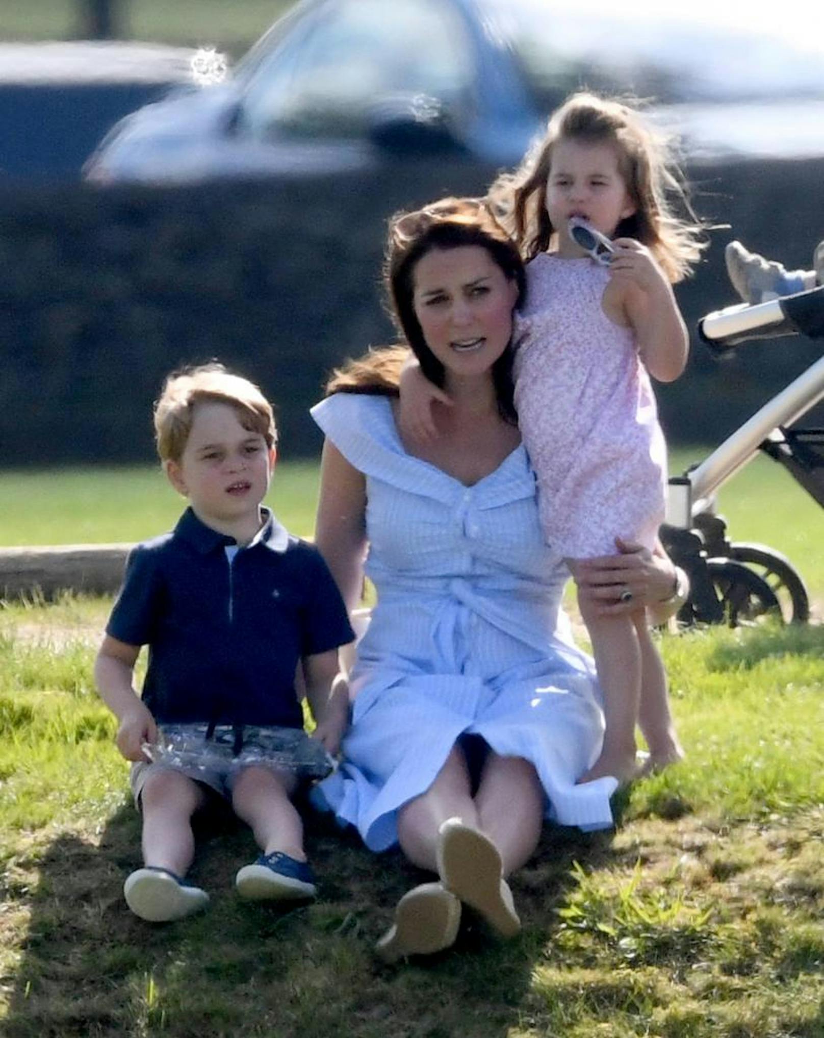 Sie sind zwar Royals, aber am Ende des Tages doch nur eine ganz normale Familie: Prinz George und Prinzessin Charlotte hatten am Wochenende viel Spaß mit ihrer Mutter Herzogin Kate.