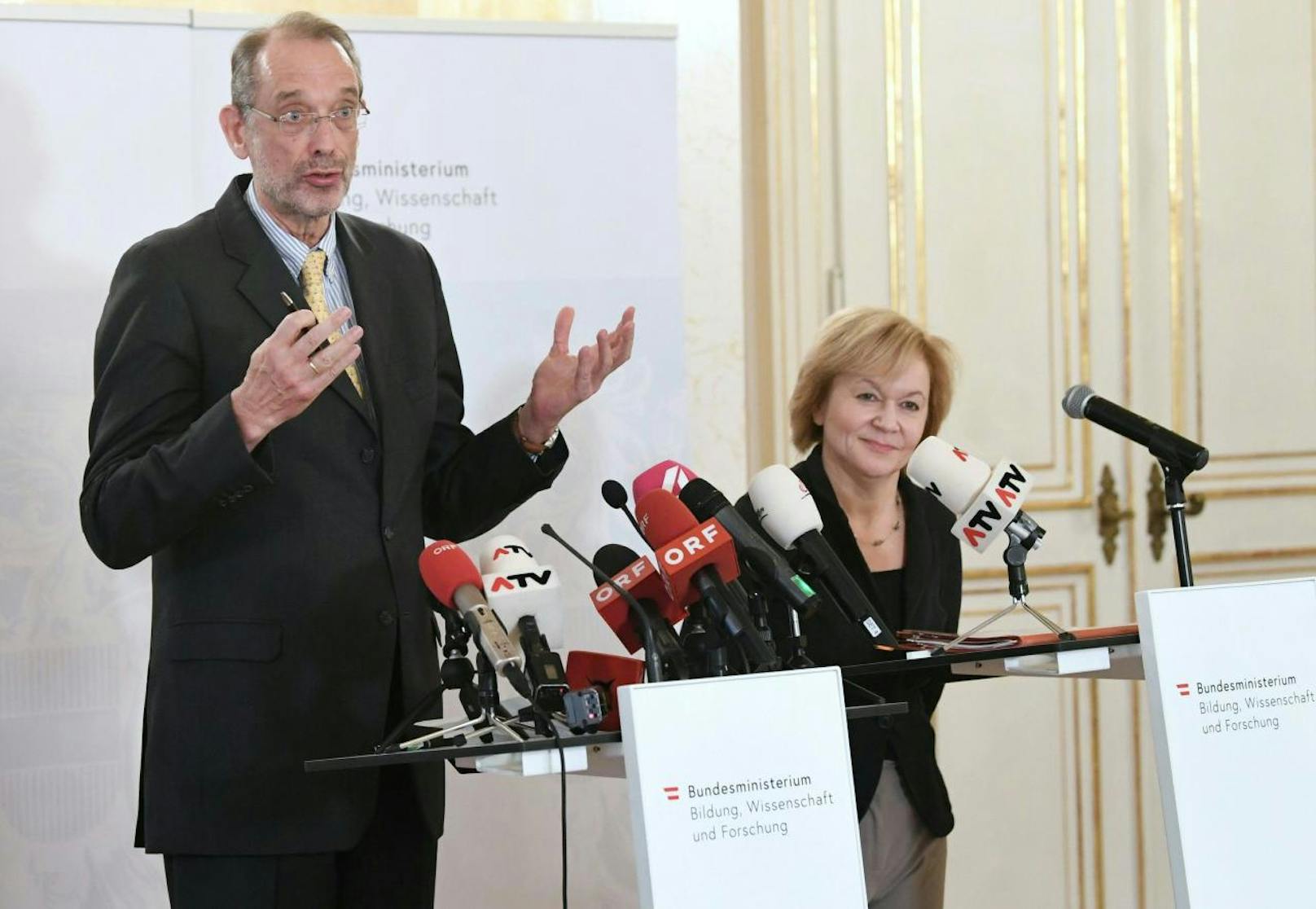 Bildungsminister Heinz Faßmann (ÖVP) und Pädagogin Susanne Wiesinger bei der Pressekonferenz.
