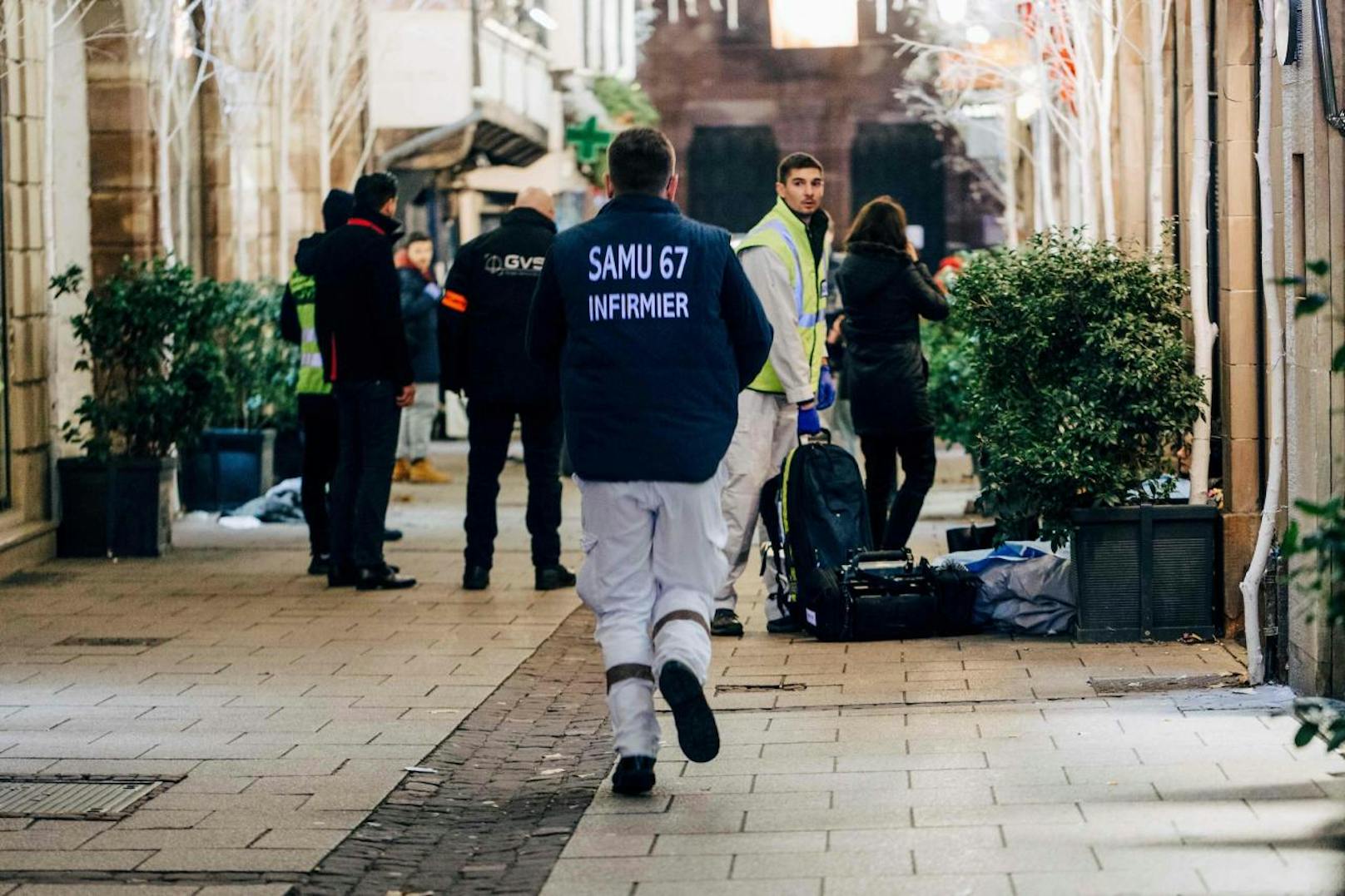 Nach der Attacke auf den Straßburger Weihnachtsmarkt hat die französische Regierung die höchste Terrorwarnstufe für das Land ausgerufen.