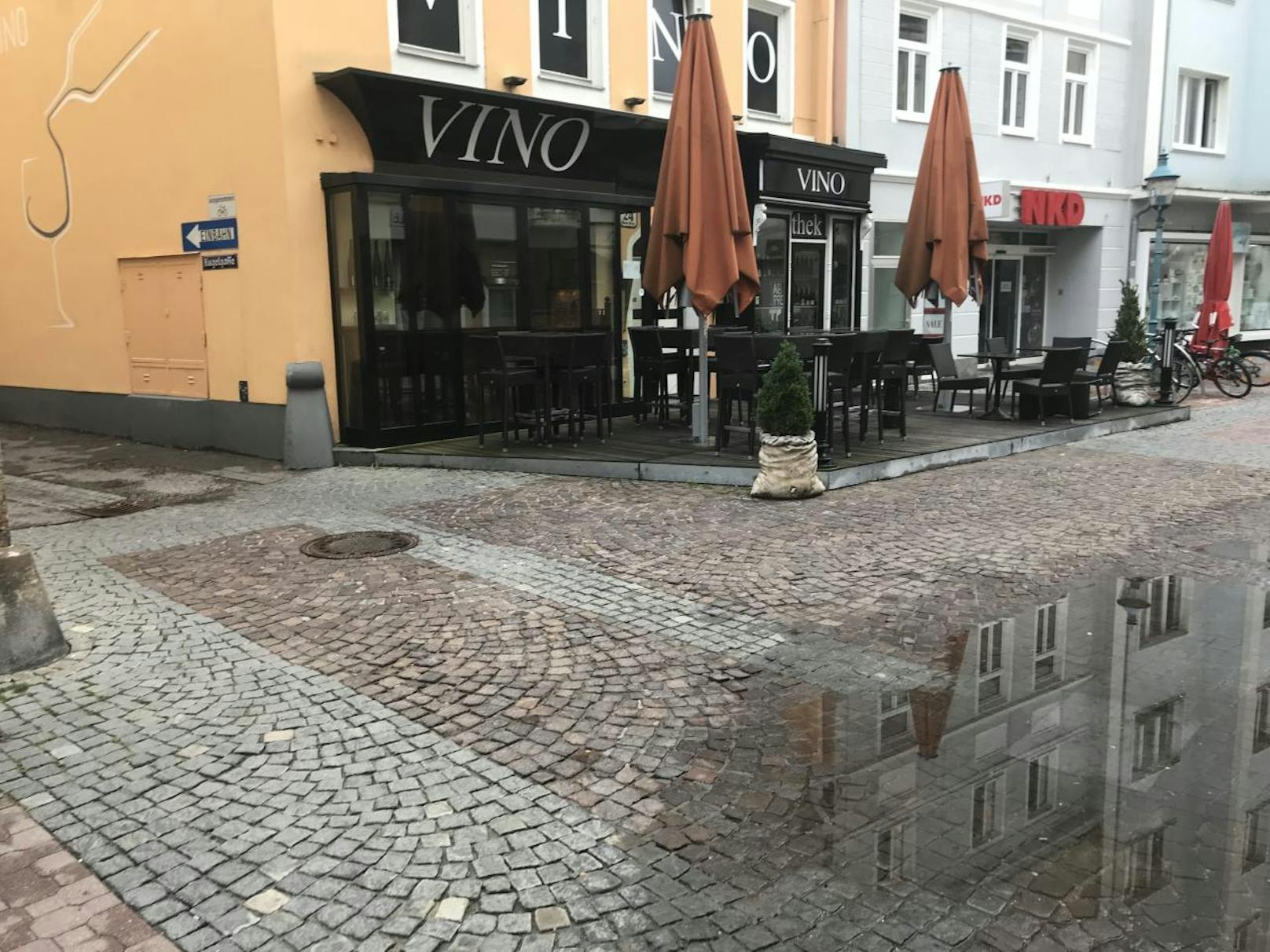 Vor Lokal in Wiener Straße wurde 42-Jähriger von 5 jungen Männern attackiert.