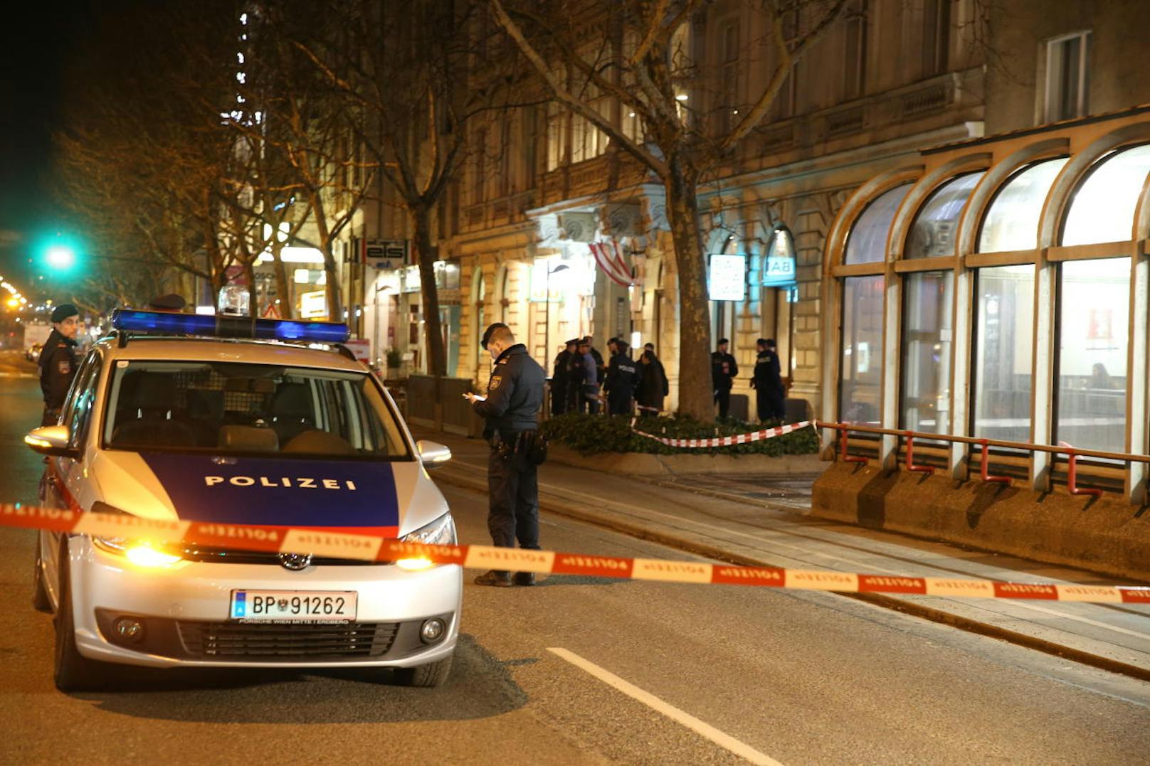 Auf der Praterstraße hat am Mittwoch (7. März) ein vorerst Unbekannter eine dreiköpfige Familie nieder und flüchtete anschließend.