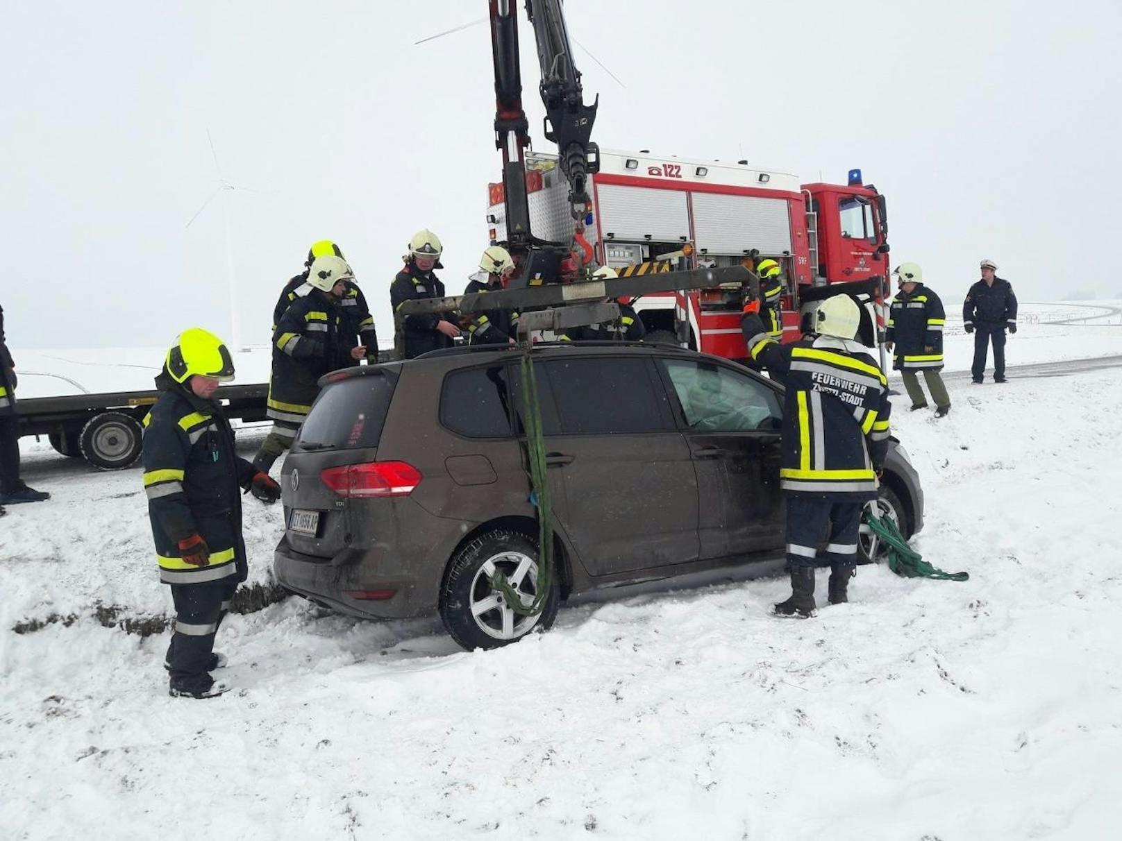 Die Fahrzeuge waren auf der schneebedeckten Fahrbahn frontal zusammengekracht.