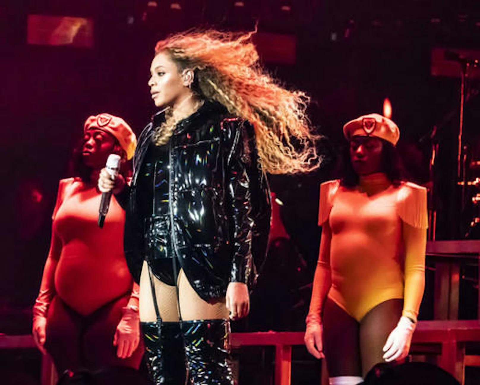 Damit Beyoncé bei ihrem Konzert in Coachella perfekt aussieht, vertraut sie auf das Talent ihres Super-Visagisten Sir John. 