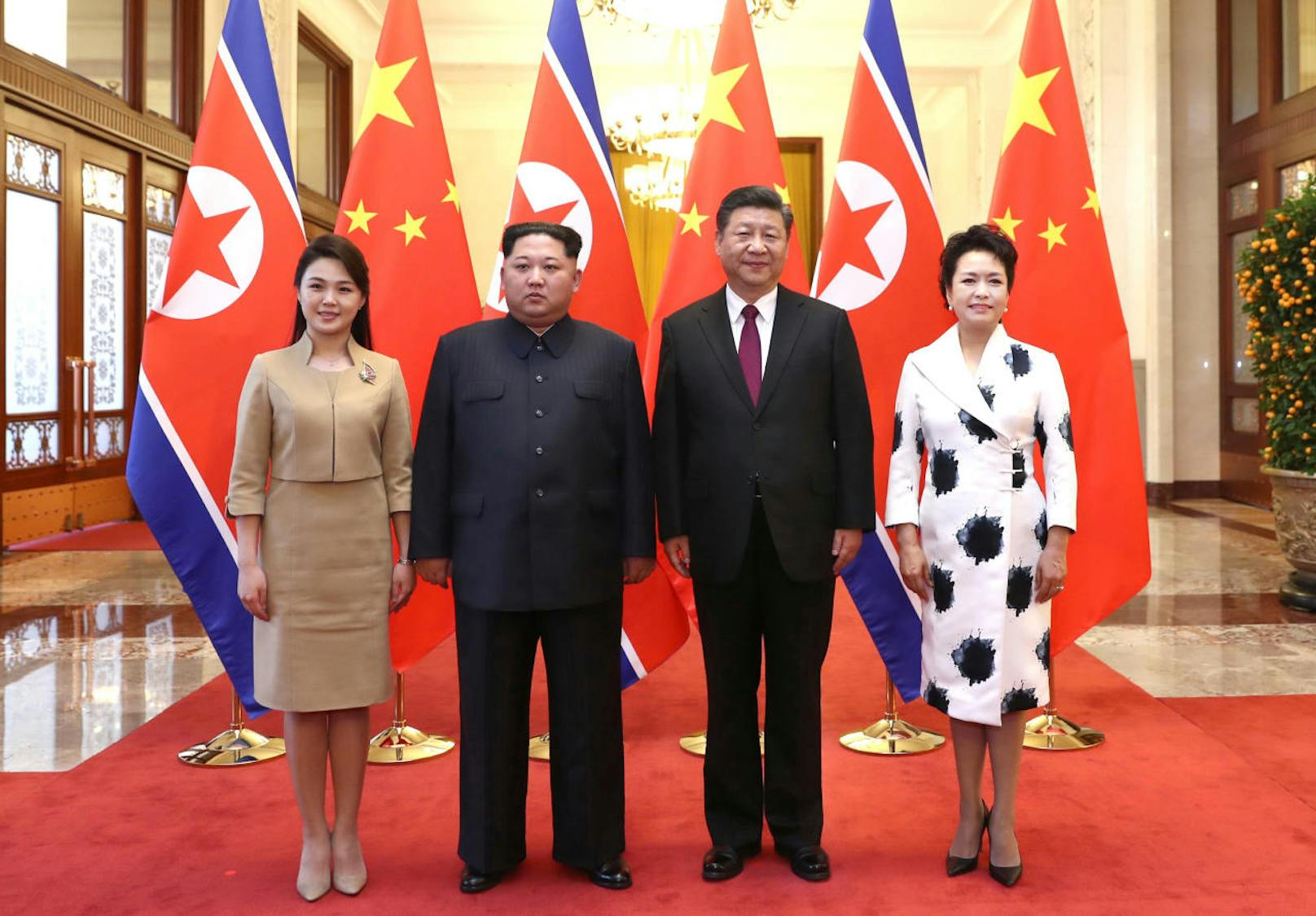 Chinas Staatspräsident Xi Jingpin und seine Ehefrau Peng Liyuan (re.) mit Nordkoreas Staatschef Kim Jong-un und Ehefrau Ri Sol-ju