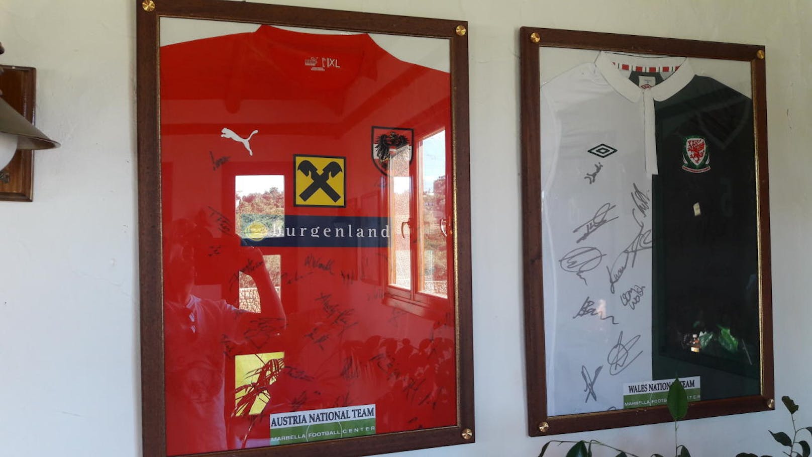 Im Inneren des Trainings-Centers hängen zahlreiche signierte Trikots. Auch ein Shirt der rot-weiß-roten U21 hat es ins Museum geschafft. Neben Wales.