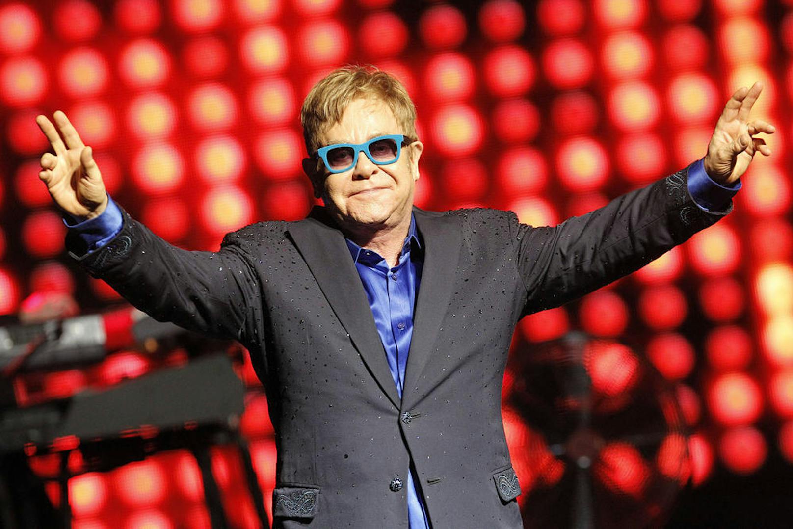 Elton John (hier bei einem Konzert in Madrid am 20. Juli 2015) wurde am 25.3.1947 in einem Städtchen nahe London geboren.