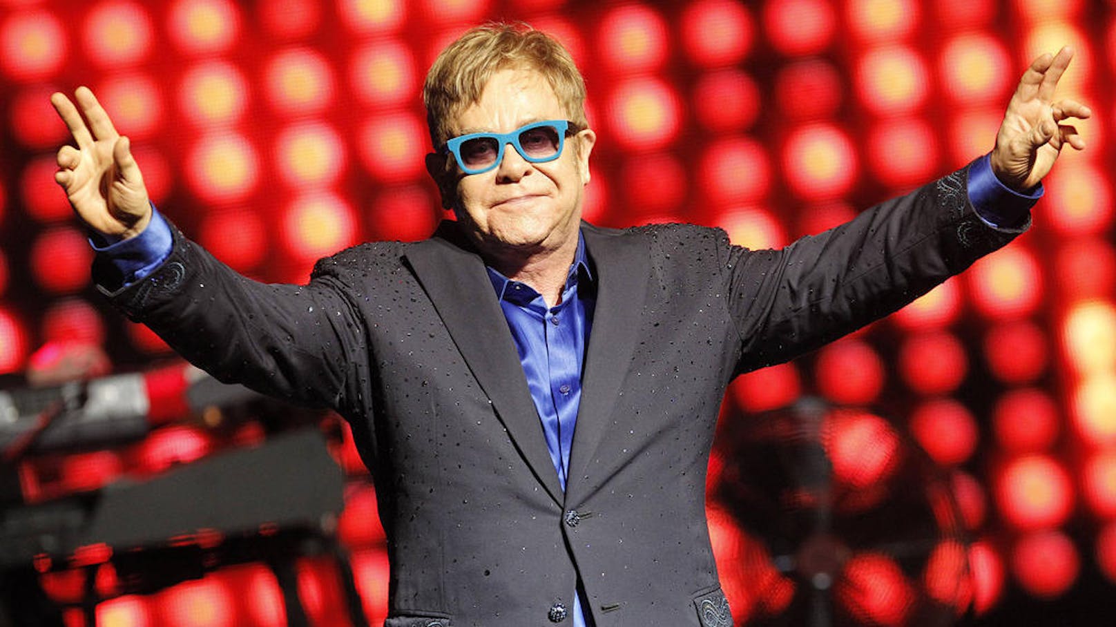 <strong>Sir Elton John</strong> nahm als einer der ersten Gäste hinter dem Podcast-Mikrofon von Meghan und Harry Platz.