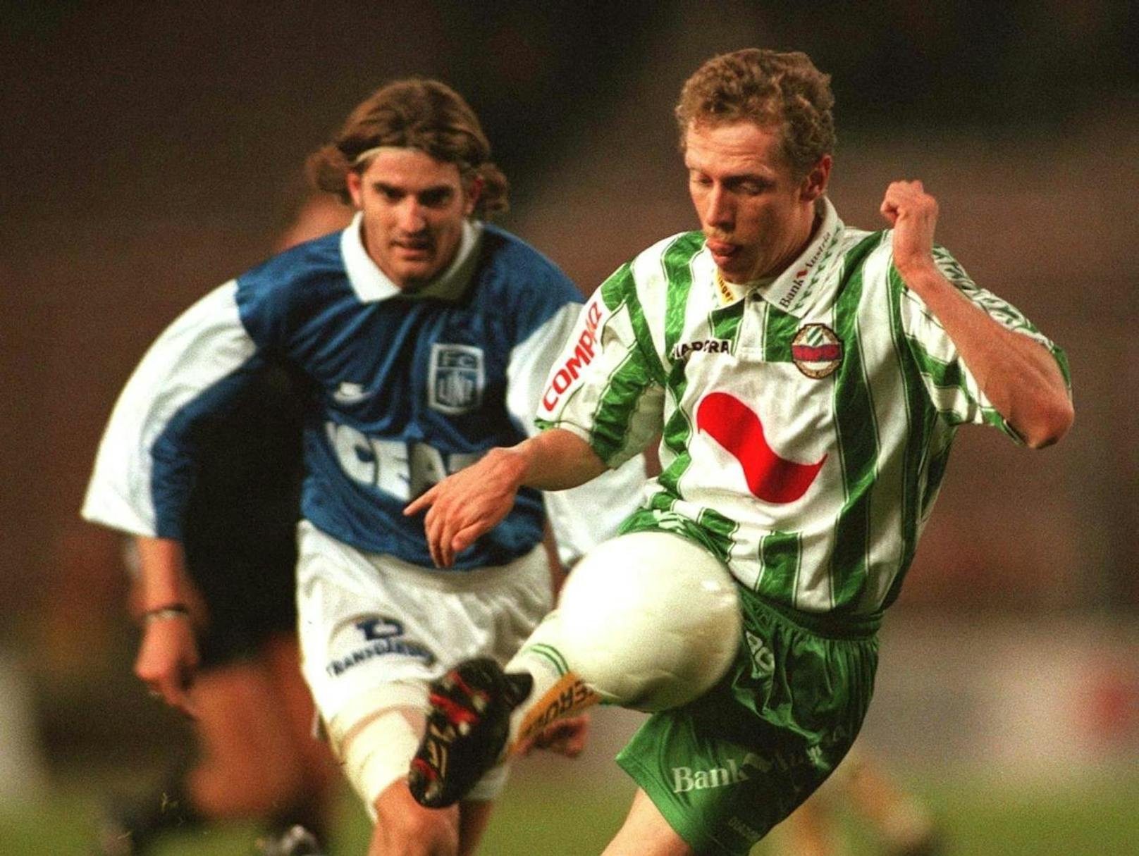 Nach einem Gastspiel in Tirol wechselt Stöger 1995 zum Austria-Erzrivalen Rapid Wien. Mit den Hütteldorfern wird er Meister und erreicht das Finale des Europacups der Cupsieger. 