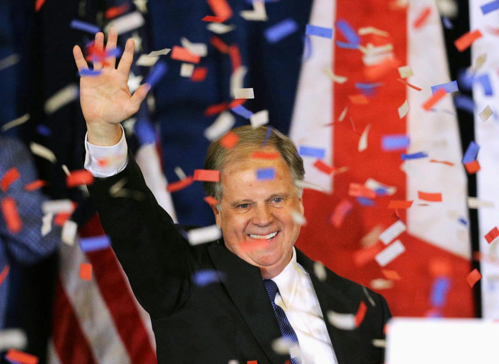 Der Demokrat Doug Jones gewinnt die Nachwahl für einen Senatssitz im seit Jahrzehnten von Republikanern beherrschten US-Bundesstaat Alabama.