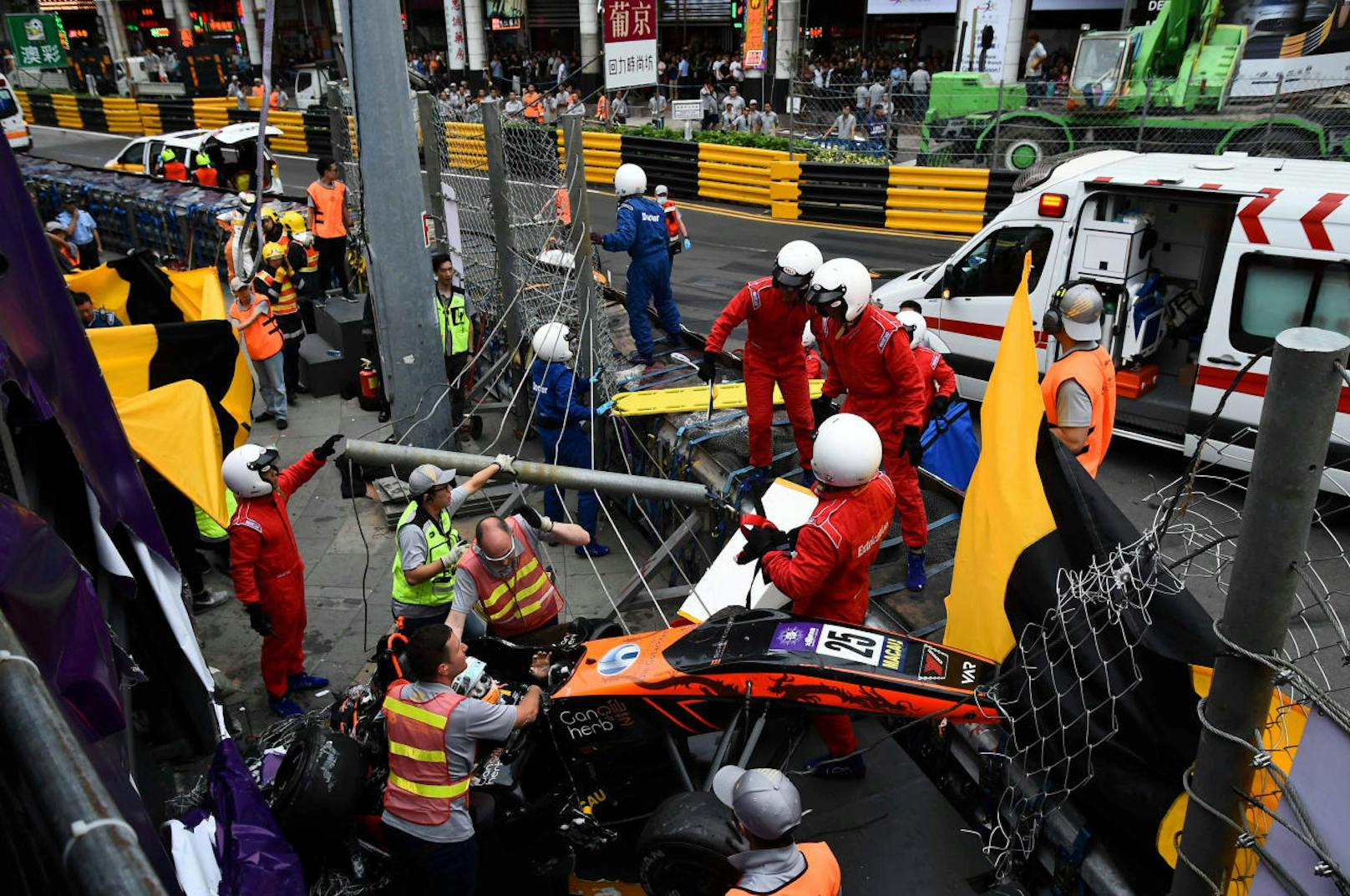 Beim berüchtigten Rennen in Macau kam es zum wohl schlimmsten Crash des Jahres. Die Deutsche Jasmin Flörsch krachte mit Vollgas in eine Absperrung und musste stundenlang notoperiert werden.