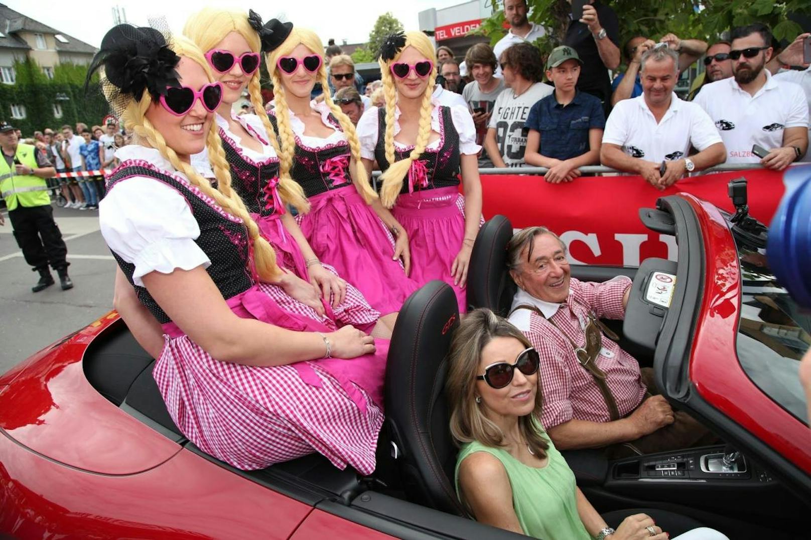 Richard Lugner im Porsche mit Andrea und seinen Backgroun-Sängerinnen
