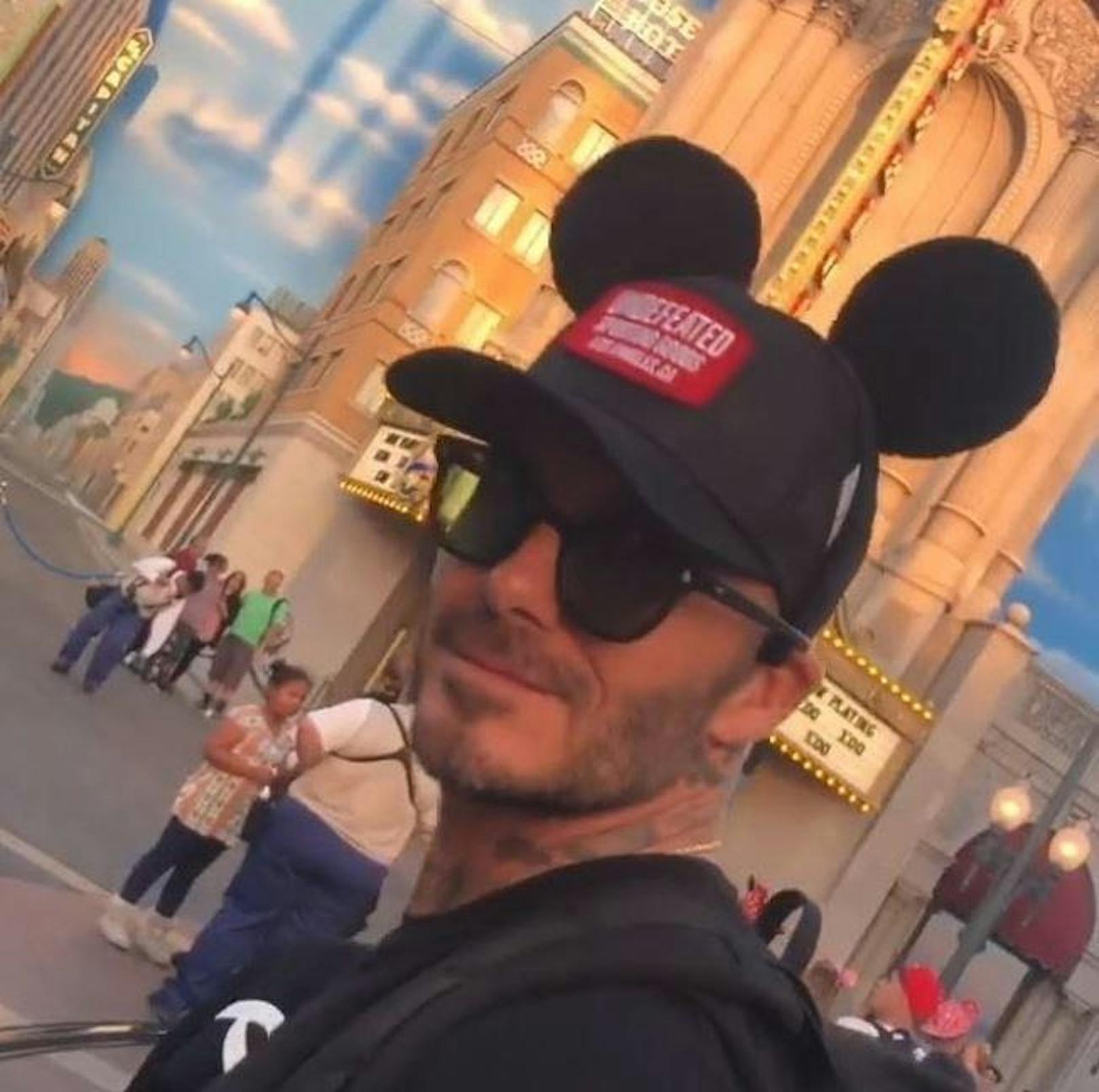 15.04.2018: David Beckham mit Mickey-Maus-Ohren. Der 42-Jährige macht gerade mit seiner Familie Urlaub in Disneyland.