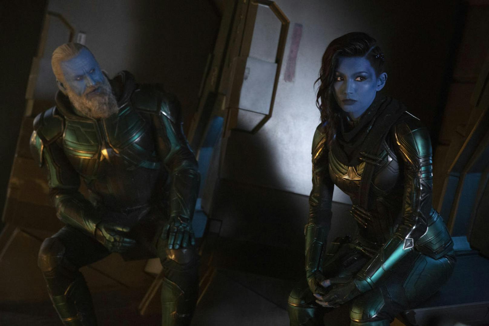 Bron-Char (Rune Temte) und Minn-Erva (Gemma Chan) ziehen mit Captain Marvel in die Schlacht