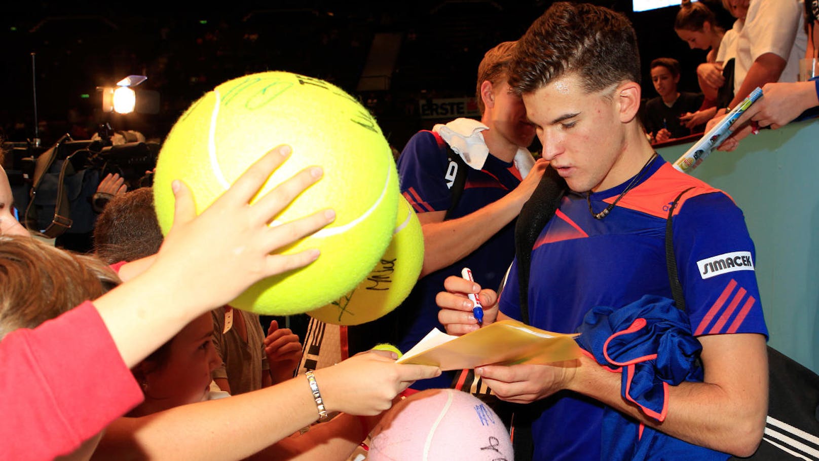 In seinem ersten Profijahr 2012 gewinnt Thiem ITF-Future-Turniere in Tschechien und Marokko. Autogrammjäger haben Thiem damals schon auf dem Radar.