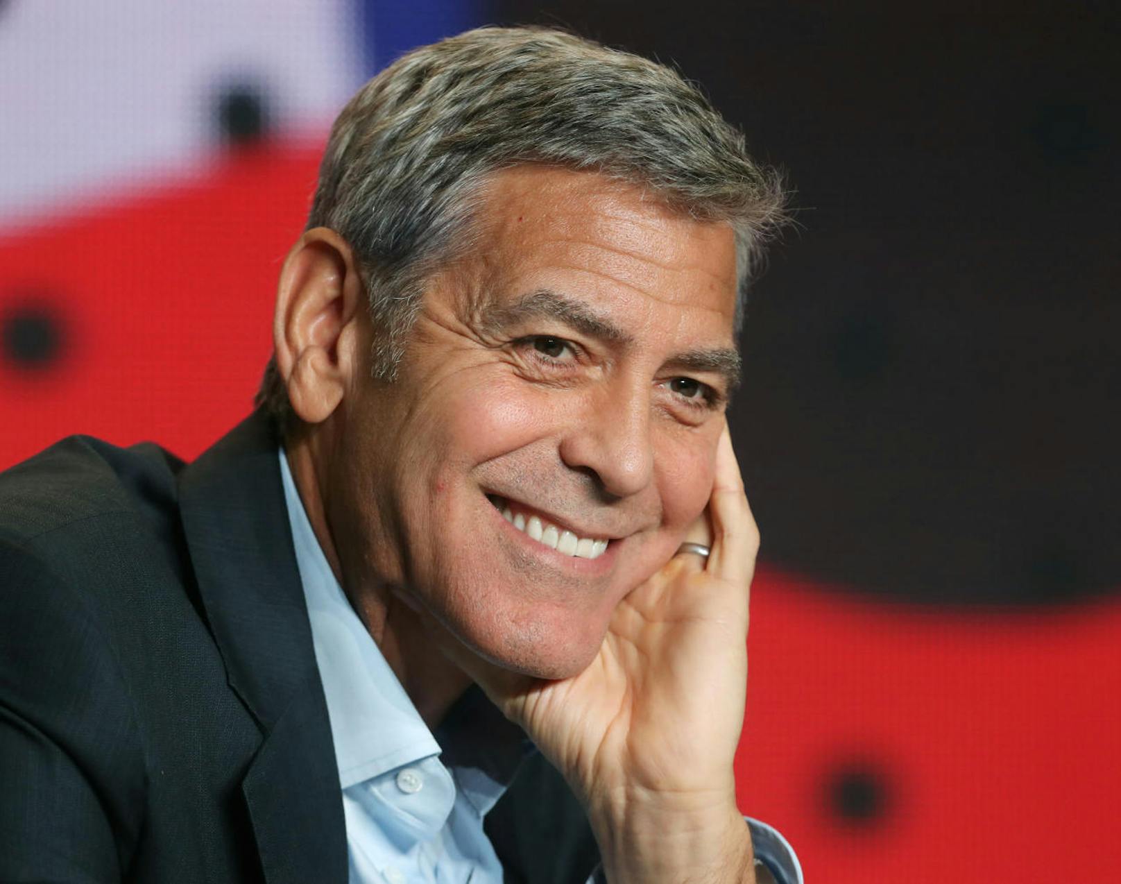 George Clooney ist 59 Jahre alt. Das ist auch...
