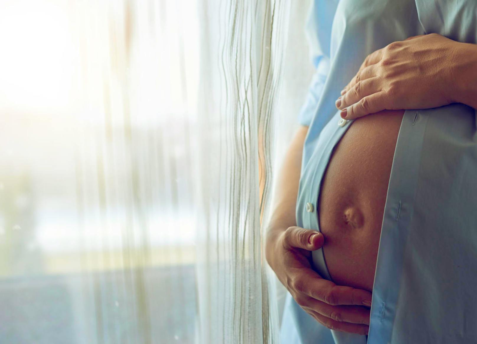 Zudem scheinen Frauen, die in der Schwangerschaft unter einer Schilddrüsenstörung leiden, eher homosexuelle Söhne zu bekommen.