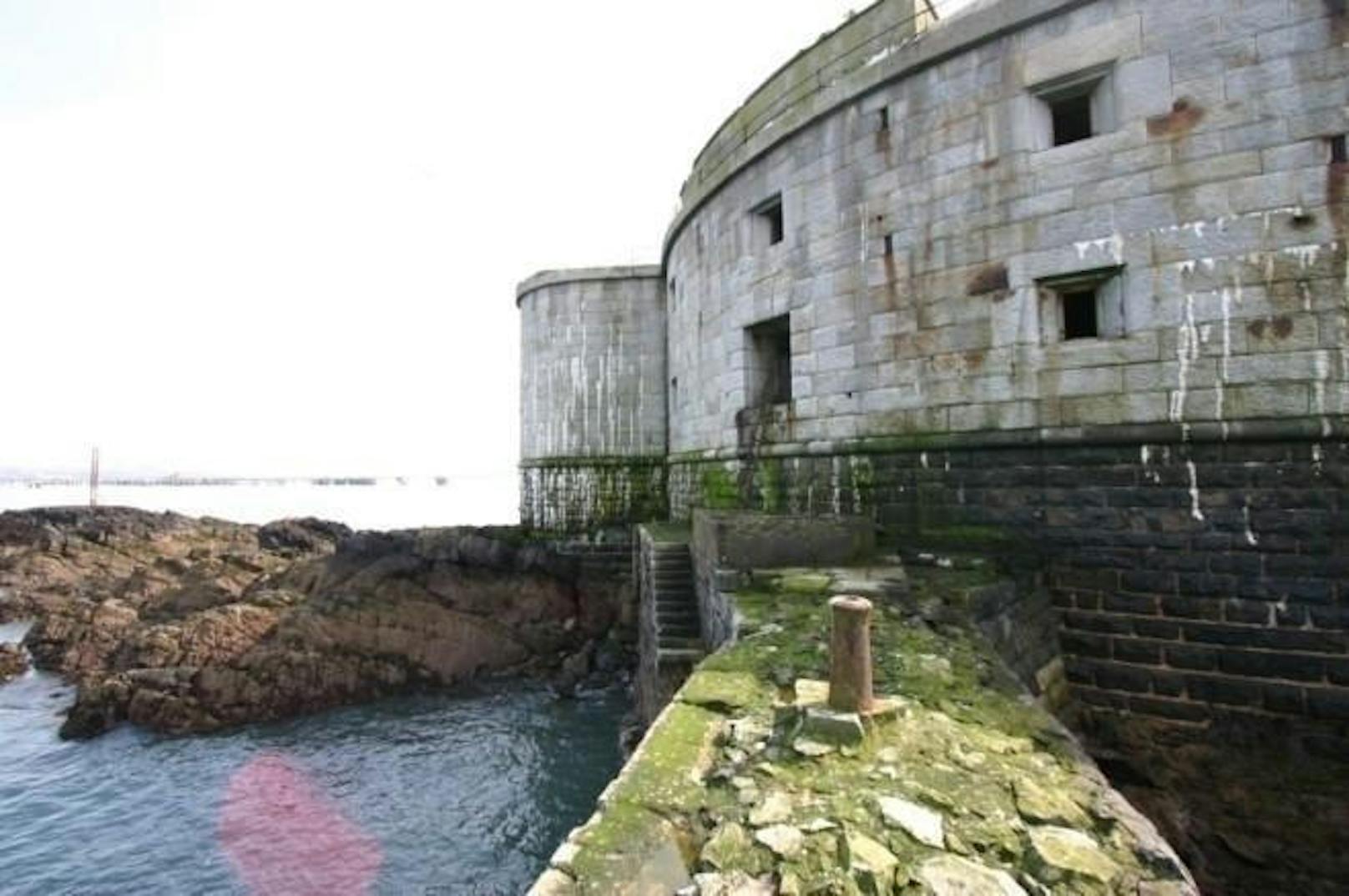 Das "Stack Rock Fort" und die Mini-Insel an der walisischen Küste, auf der es steht, gibt es für umgerechnet rund 450.000 Euro zu kaufen. Das Fort aus dem 19. Jahrhundert ist allerdings nicht bewohnbar und müsste aufwendig renoviert werden. 