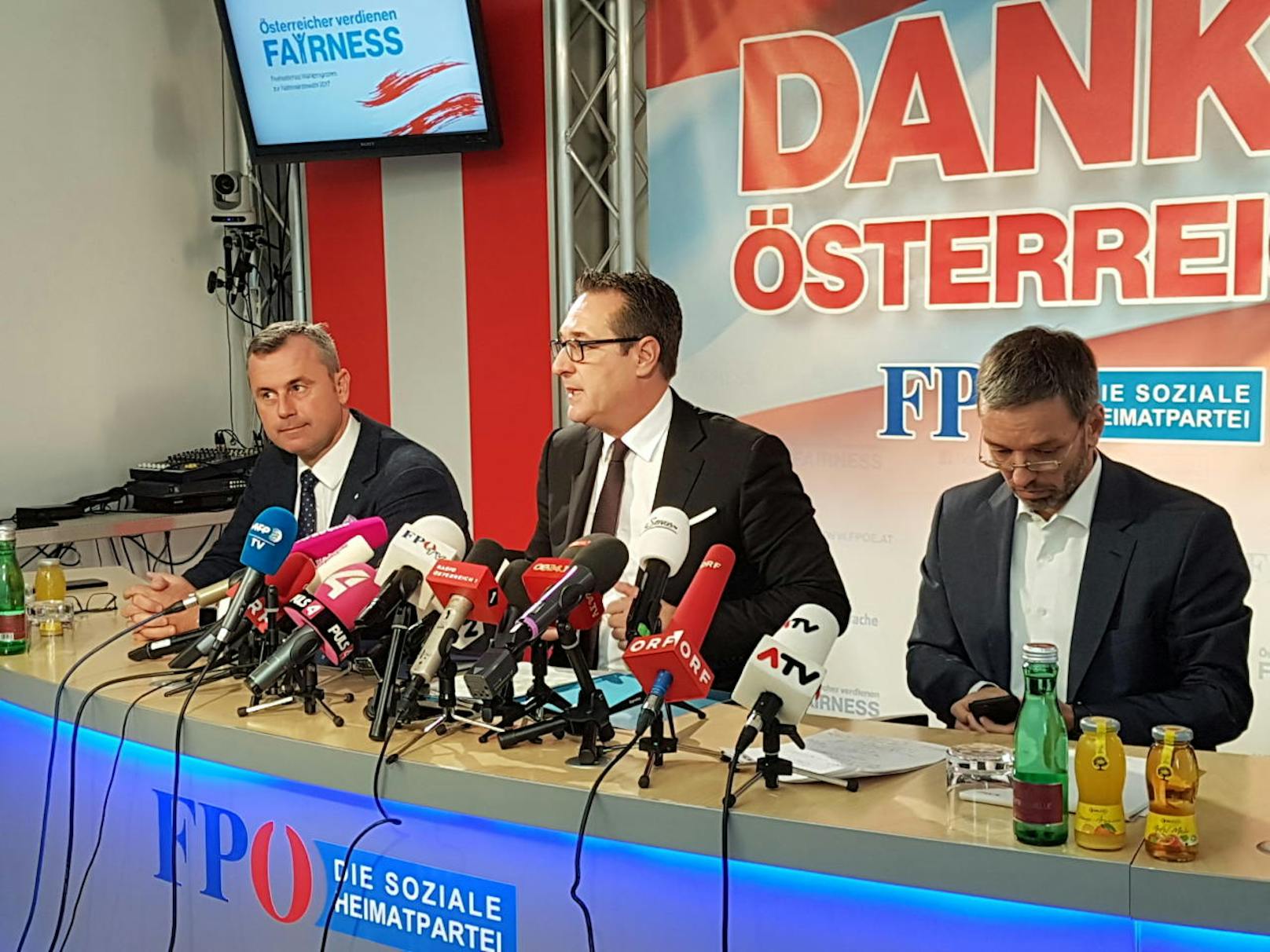 (v.l.n.r.) Norbert Hofer, Heinz-Christian Strache und Herbert Kickl bei der FPÖ-Pressekonferenz am Mittwoch