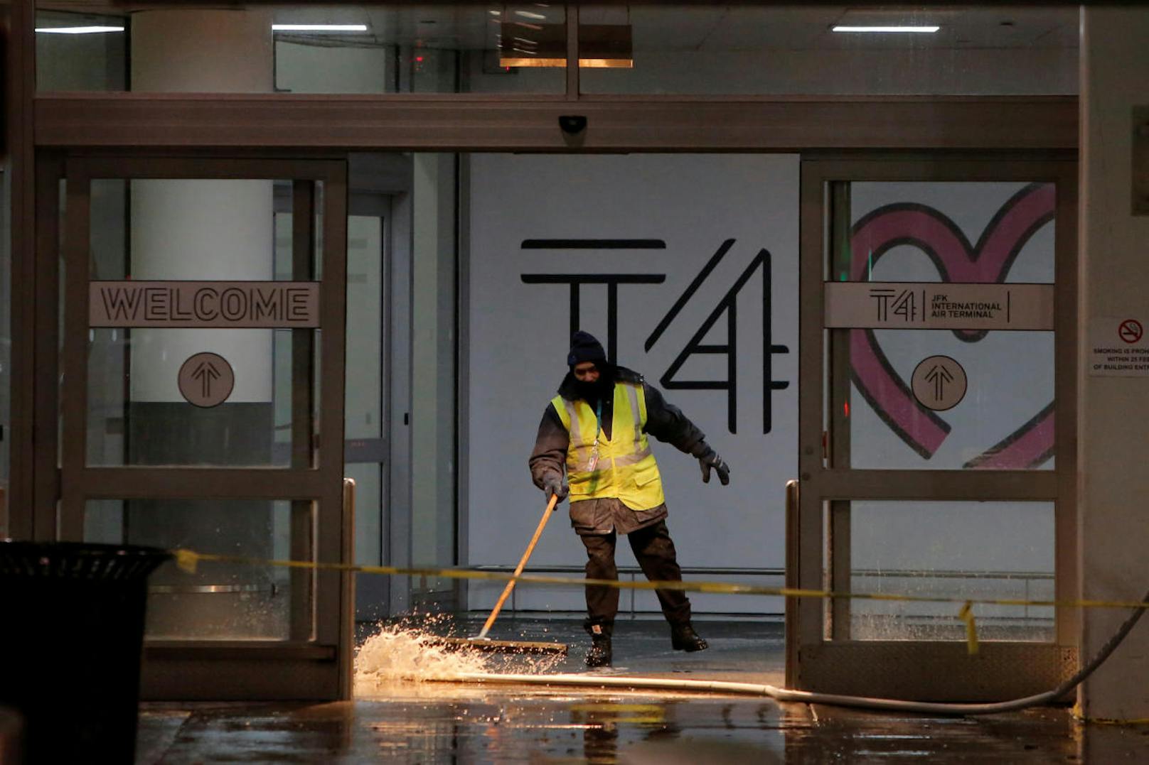 Ein Wasserrohrbruch hat Terminal 4 des New Yorker JFK-Flughafens lahmgelegt. Zahlreiche Flüge mussten gestrichen oder umgeleitet werden (8. Jänner 2018).