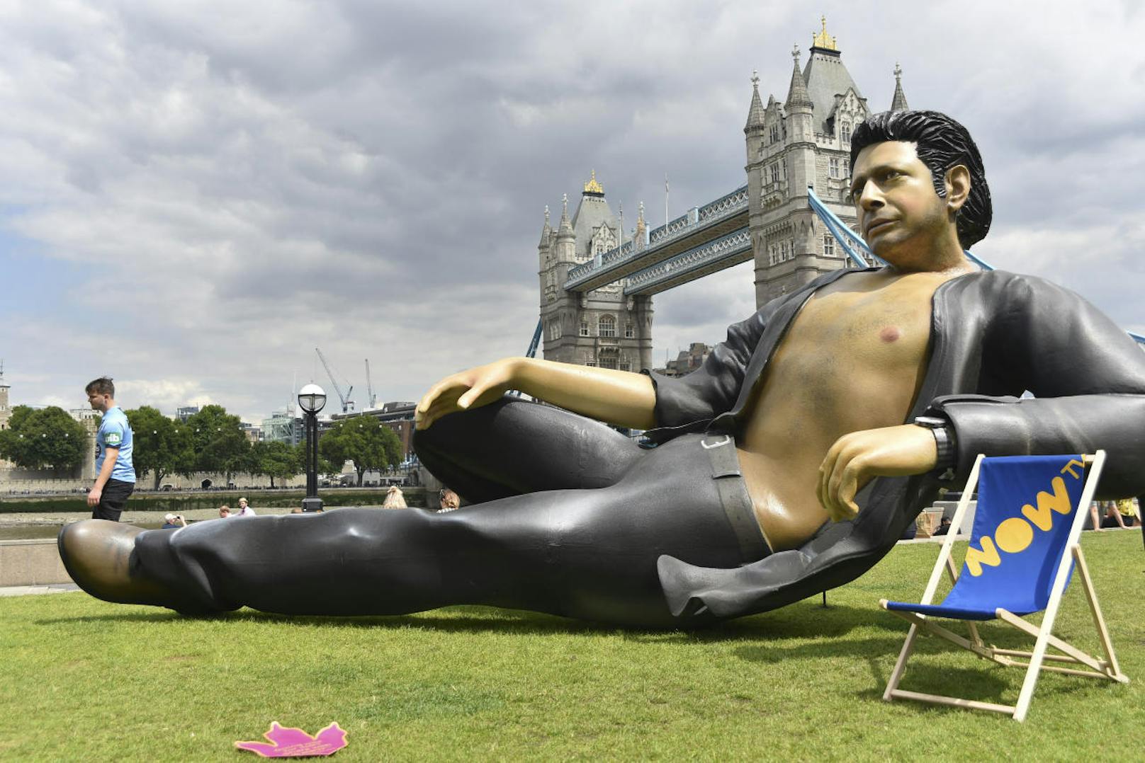 Die Goldblum-Statue ist 7,62 Meter (25 Fuß zum 25. Jubiläum) lang und 150 Kilo schwer