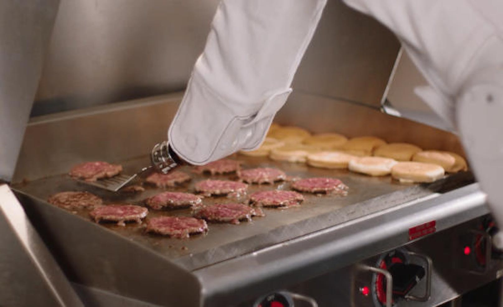 Flippy heißt der weltweit erste autonome Küchenroboter und sein Name ist Programm. Der Burger-Brat-Roboter erkennt mithilfe von künstlicher Intelligenz und Thermo-Sicht, wann Burgerbrötchen oder Patty fertig gebraten sind und "flippt" sie. Laut dem Hersteller Miso Robotics kann Flippy bis zu 300 Burger in der Stunde braten. Genau diese Effizienz ist dem Roboter nun zum Verhängnis geworden: Nach nur zwei Tagen Arbeit im Restaurant CaliBurger in Pasadena im US-Bundesstaat Kalifornien wurde ihm gekündigt. Der Grund: Die menschlichen Kollegen konnten bei Flippys Tempo nicht mehr mithalten.