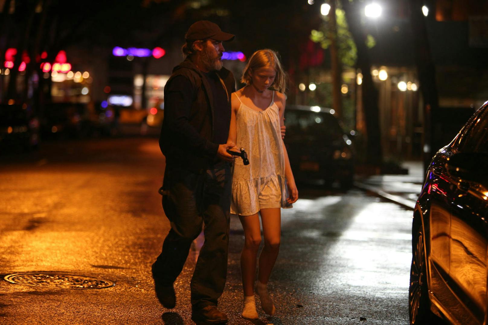 Die Straßen von New York: Joe (Joaquin Phoenix) bringt Nina (Ekaterina Samsonov) nach Hause.