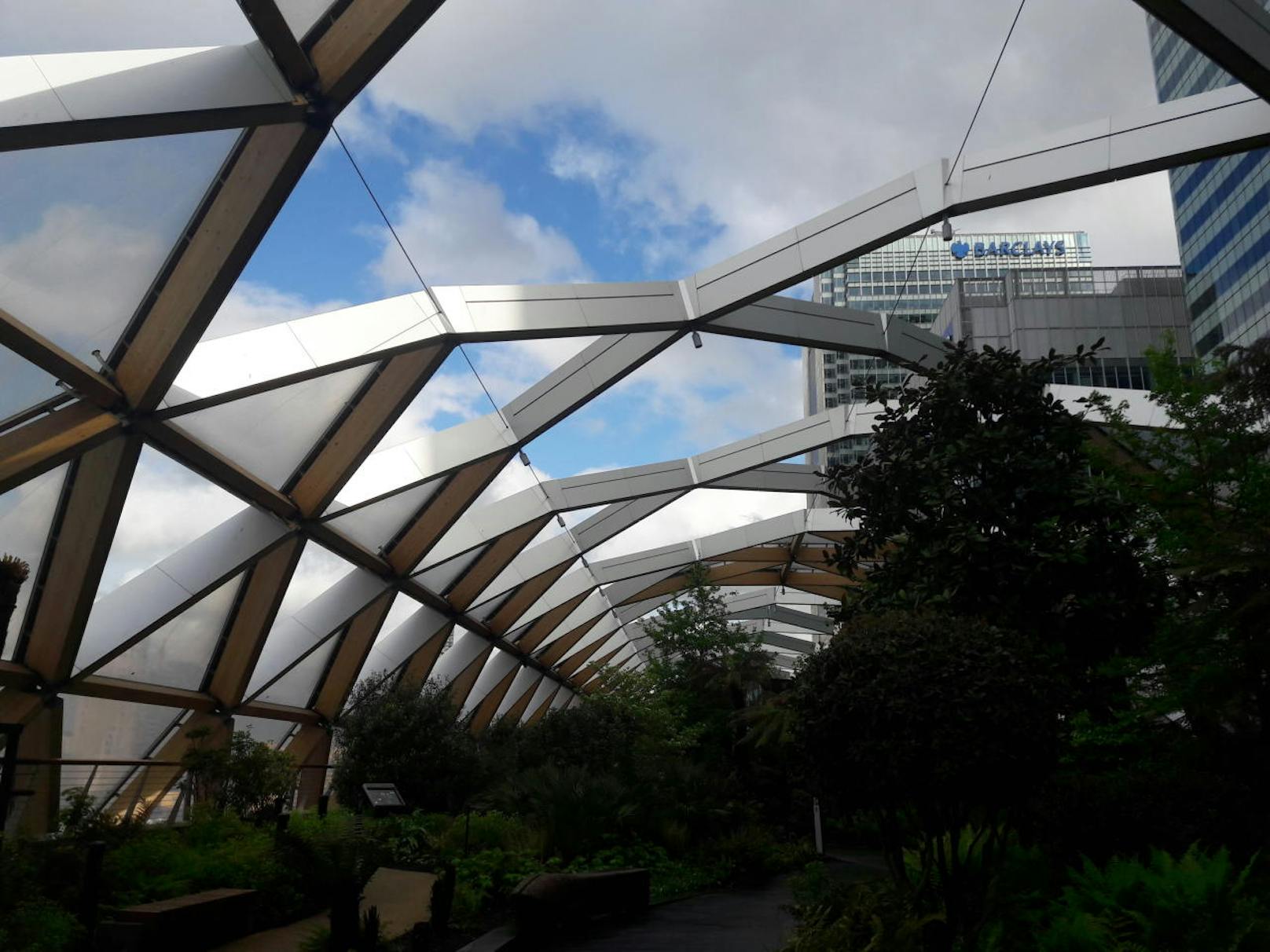 Der Bau der Canary Wharf Station zieht sich über 300 Meter. Unter der Dachkontruktion aus OÖ befindet sich eine imposante Gartenanlage.
