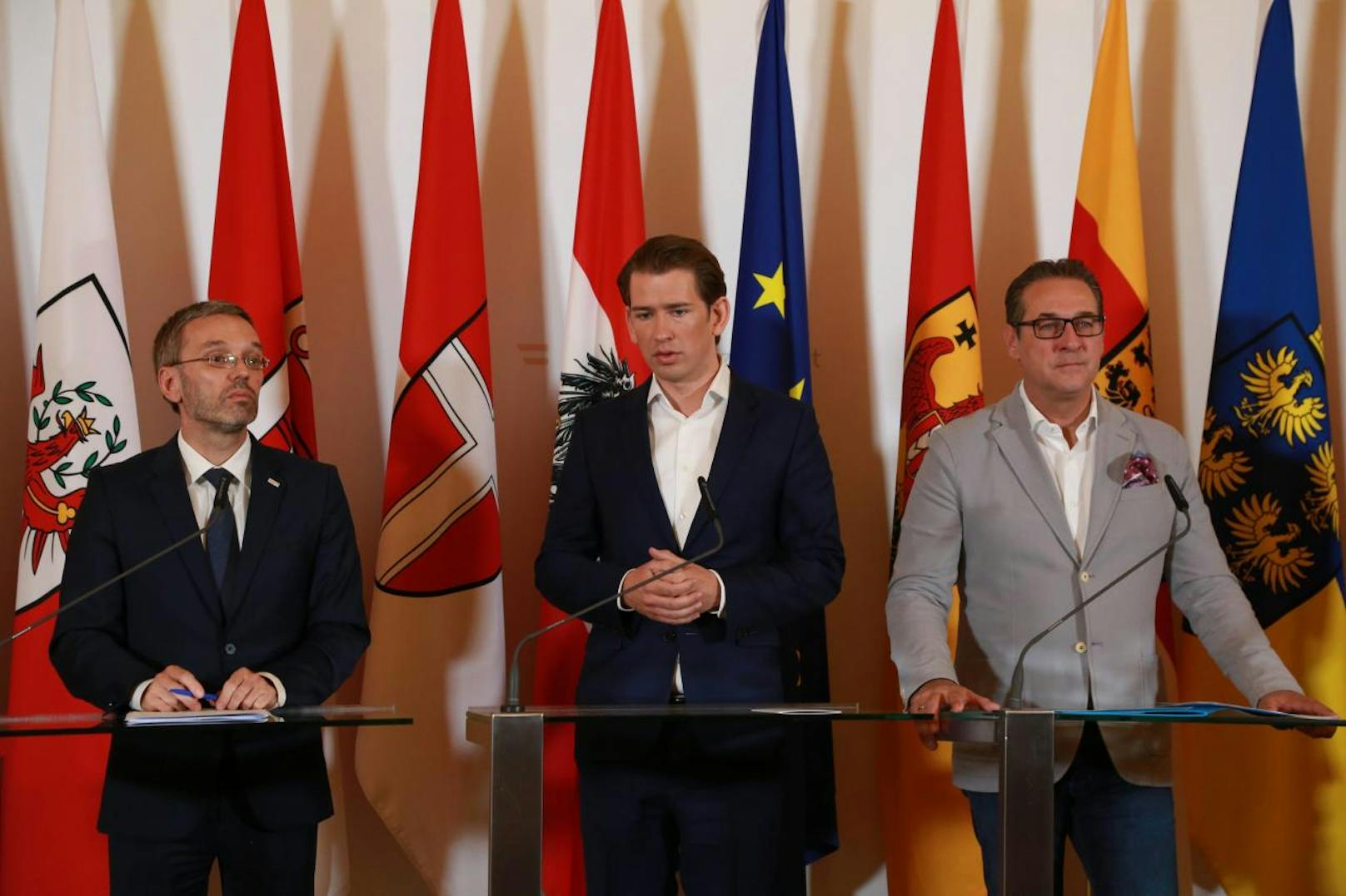 <b>Österreichs</b> Regierung (hier Innenminister Kickl, Kanzler Kurz und Vize Strache) sieht einige Inhalte des Paktes kritisch und kündigte deshalb an, ihn nicht unterzeichnen zu wollen.