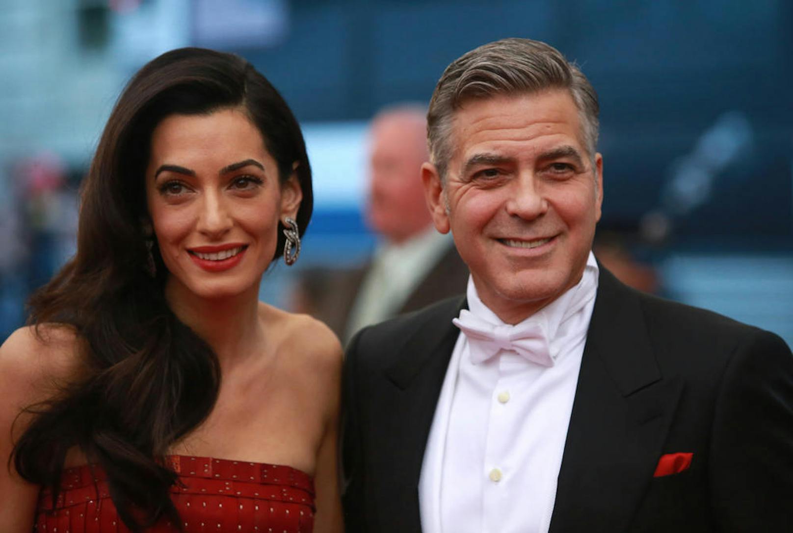 George Clooney und Amal erschienen gewohnt klassisch. Auch hier sieht man, dass Amal extrem abgenommen hat.