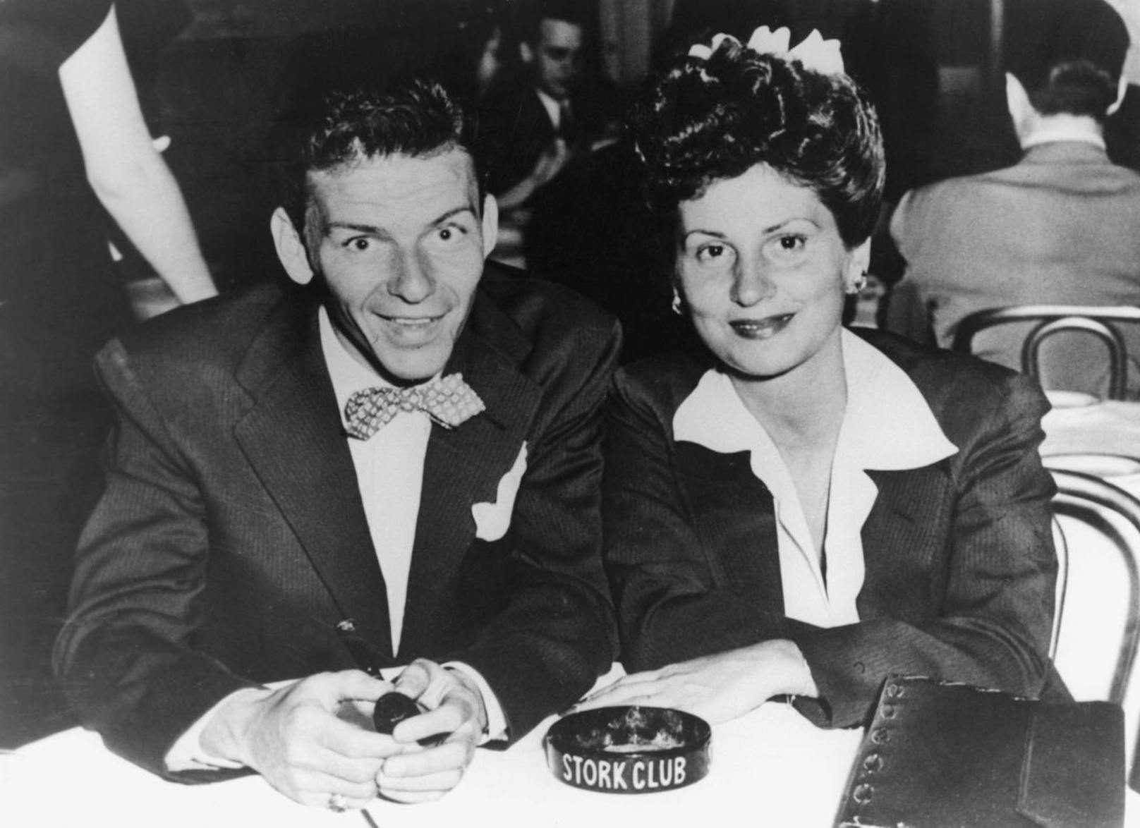 Sinatras Aufstieg zu Weltruhm als Sänger und Schauspieler in den kommenden Jahren und zahlreiche Affären ließen die Ehe nach mehreren turbulenten Jahren zerbrechen. 1951 folgte die Scheidung. Im Bild: Frank Sinatra und seine Ehefrau Nancy,1943.
