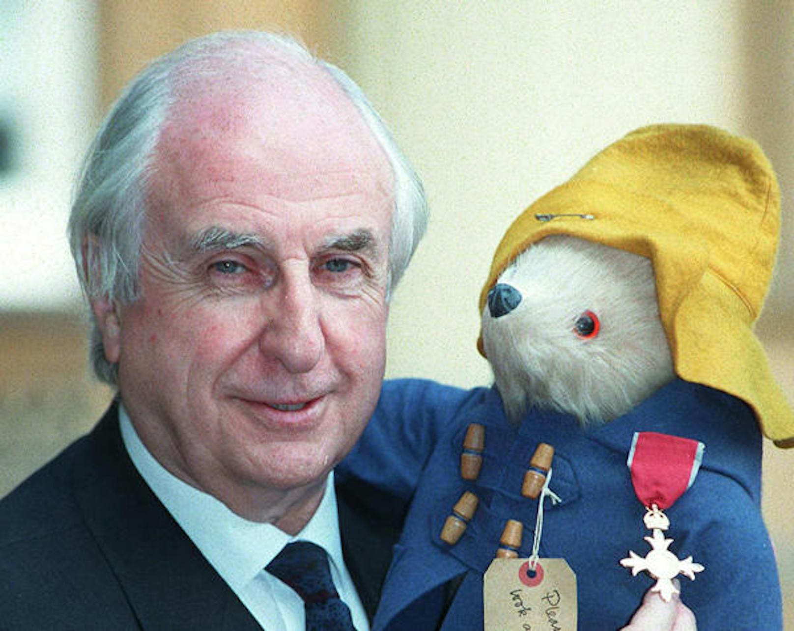 Michael Bond (1926-2017) und sein "Paddington Bear" mit Bonds Orden (OBE) 1997
