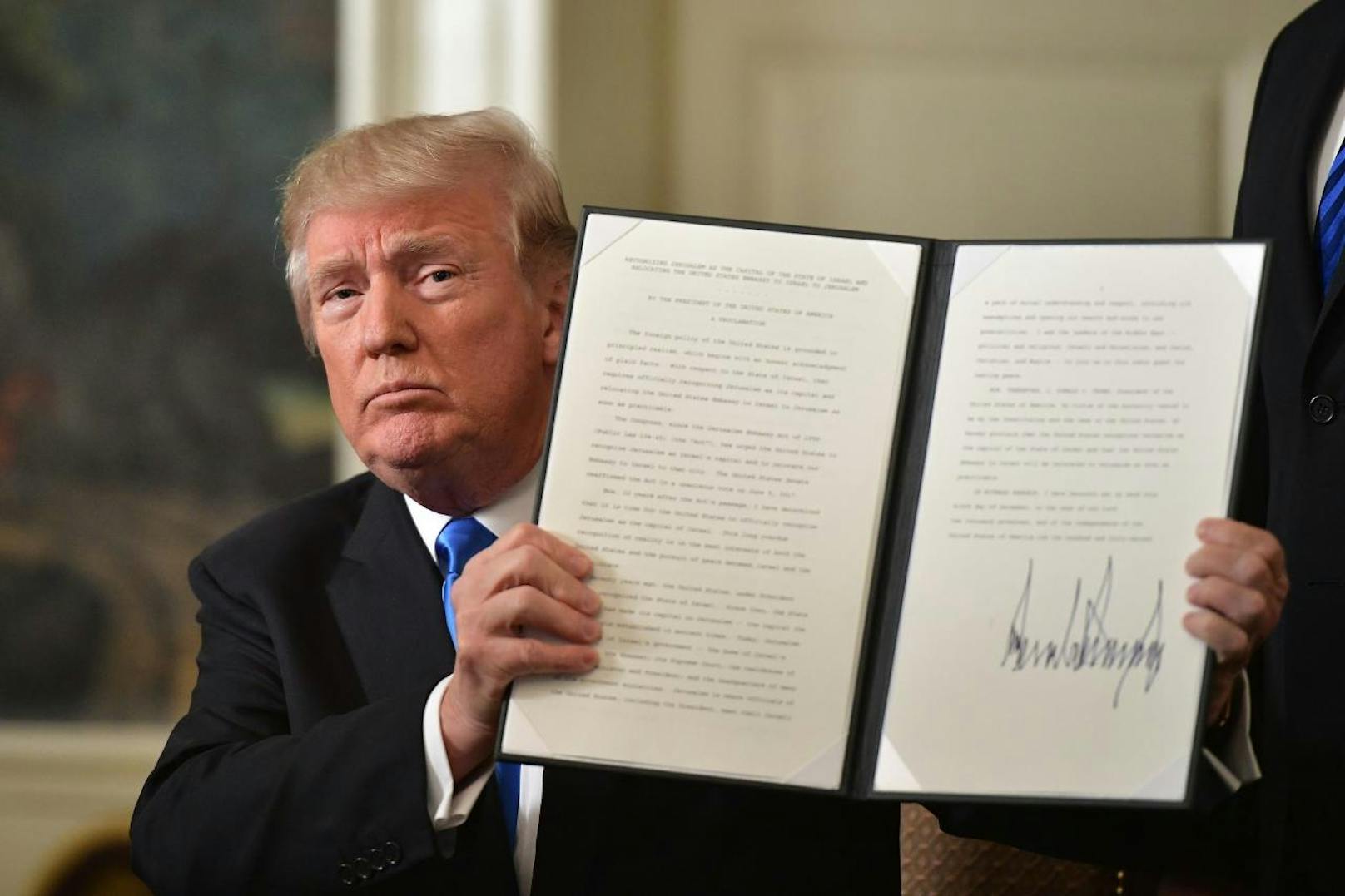 Am Ende der Ansprache am Mittwoch präsentierte Trump das unterschriebene Memorandum, welches die offizielle Anerkennung der USA von Jerusalem als Israels Hauptstadt besiegelt.
