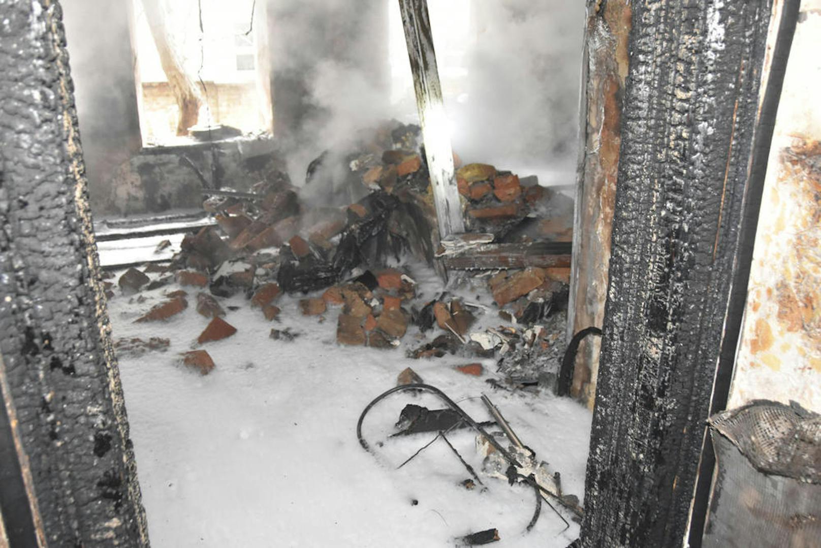 Die Wohnung im Erdgeschoß eines Hauses auf der Hernalser Hauptstraße wurde vollkommen zerstört.